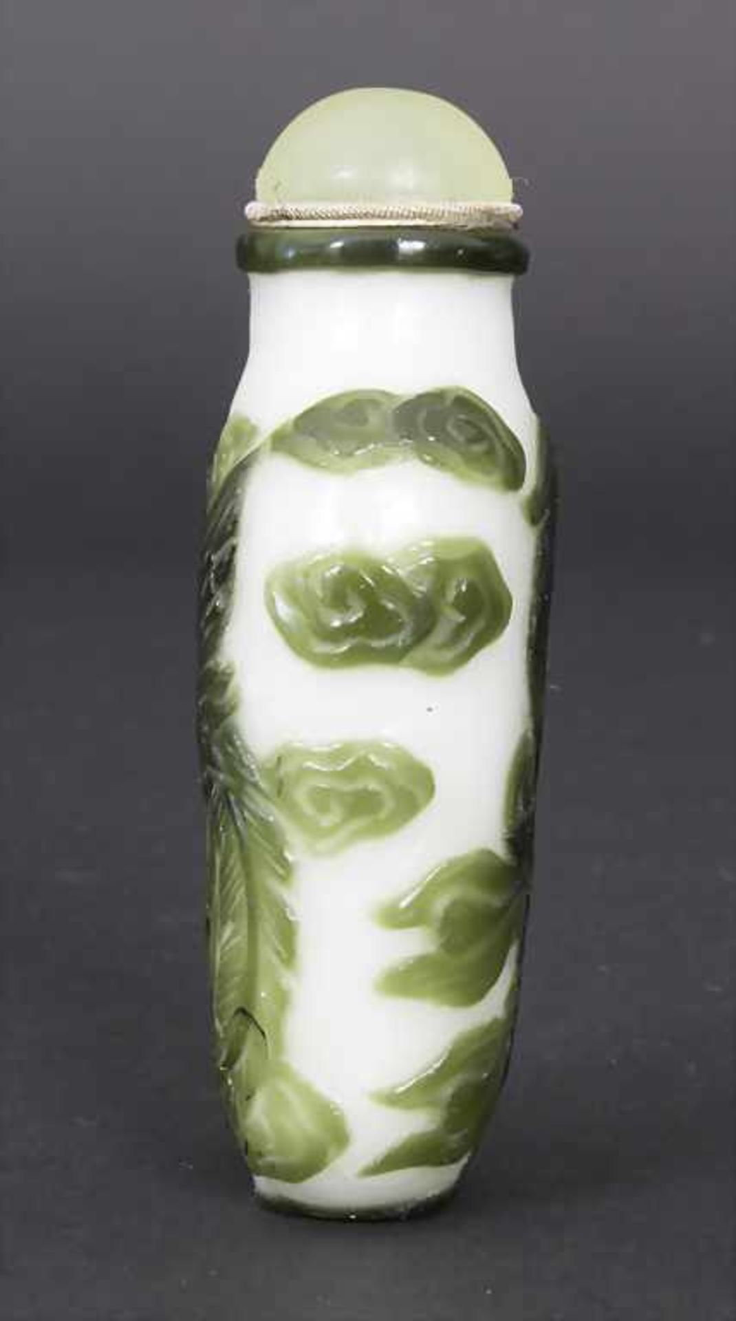 Snuff Bottle, China, um 1900Material: Milchglas überfangen, Kristallstöpsel,Dekor: Phönixe und - Image 3 of 7