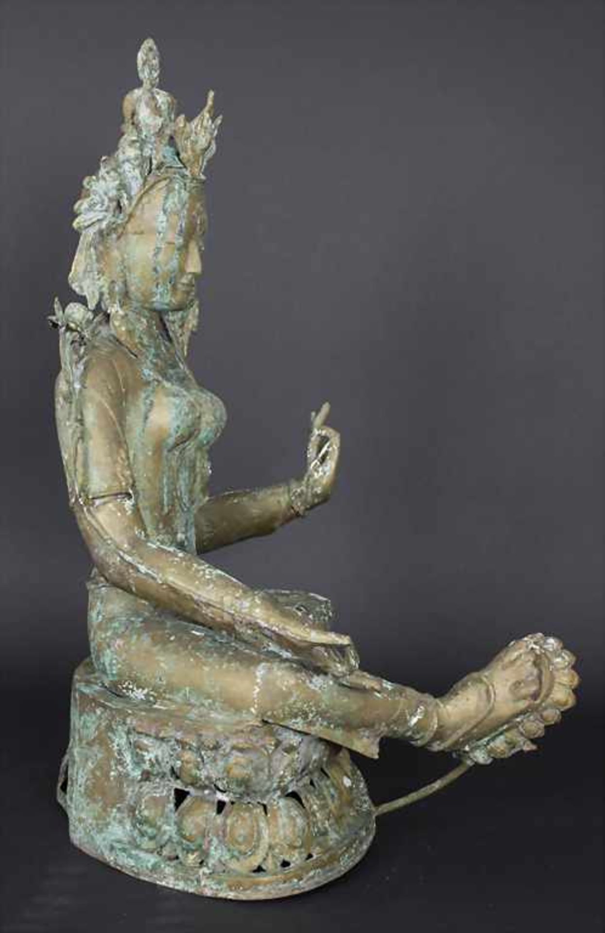 Sitzende Gottheit 'Tara' / A sitting deity 'Tara', tibetochinesischMaterial: Bronze, patiniert, - Bild 5 aus 5