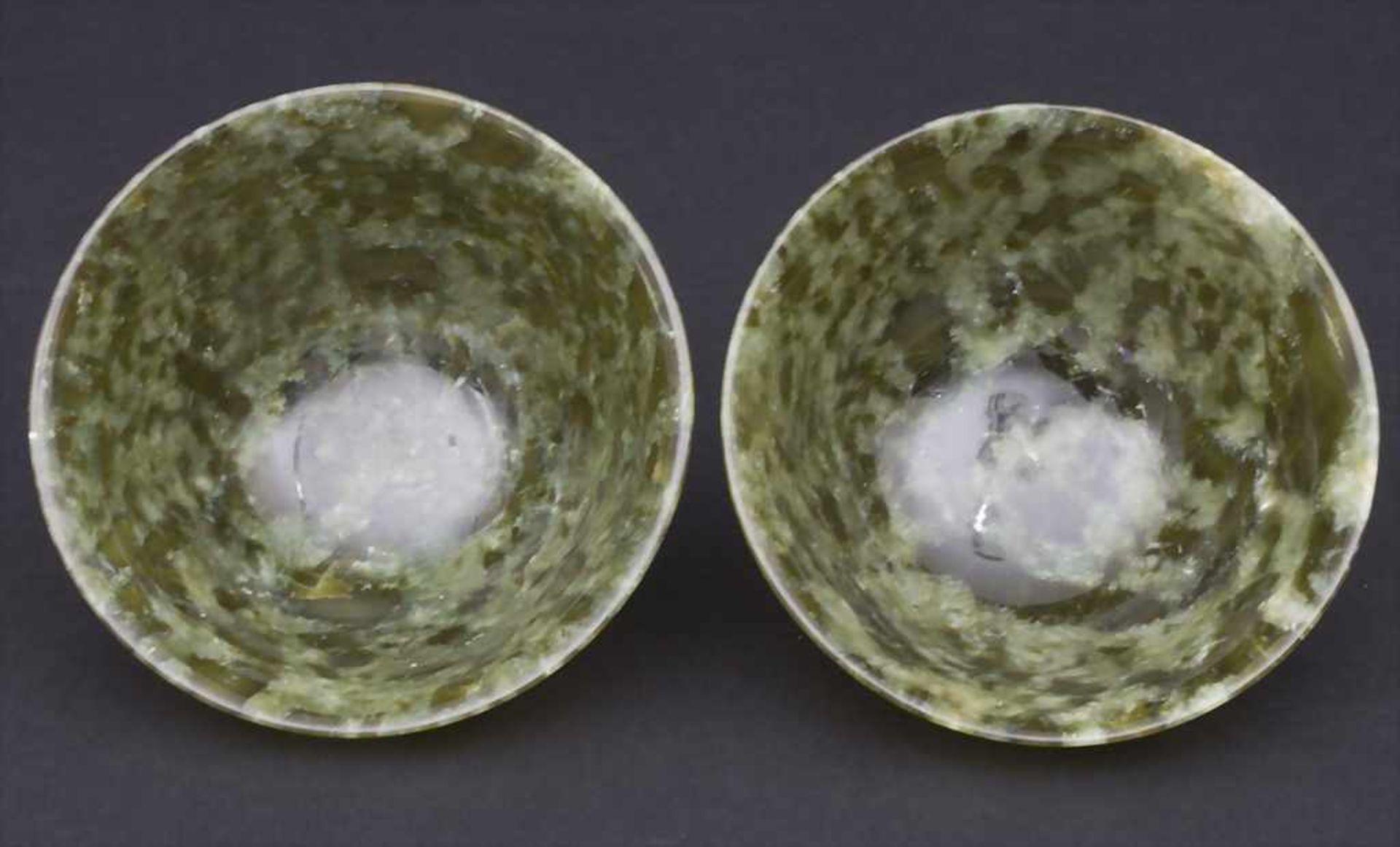 Zwei Koppchen aus Spinatgrüner Jade, China, um 1900Material: Spinatgrüner Jade,Marke: Ungemarkt, - Bild 2 aus 5