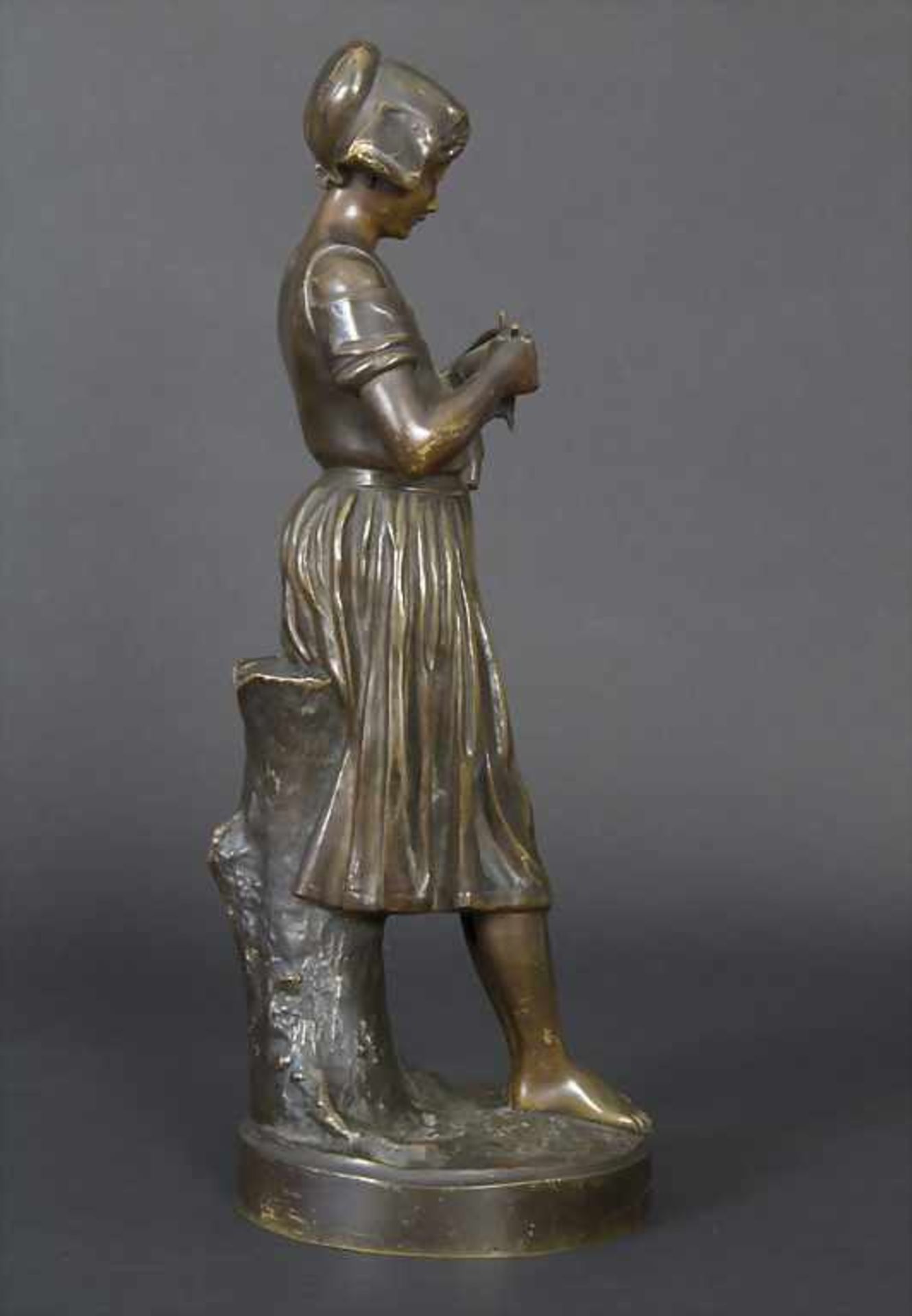 Joseph Berthoz, Strickendes Mädchen / A bronze sculpture of a knitting girl, 19. Jh.Technik: Bronze, - Image 5 of 7