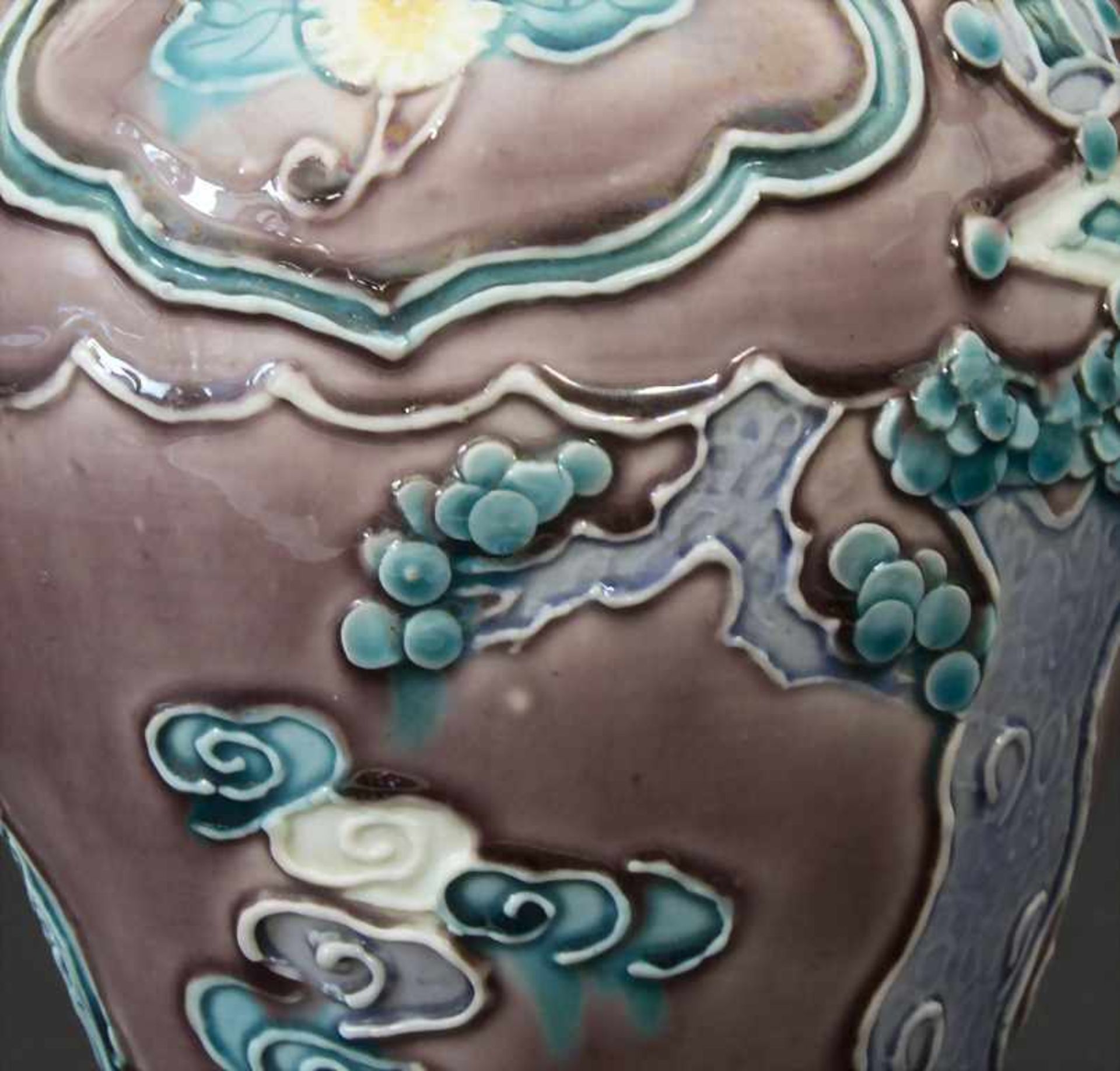 Fahua-Vase, China, wohl 18./19. Jh.Material: Bisquitporzellan, Auflagen in Fahuatechnik, polychrom - Bild 6 aus 7