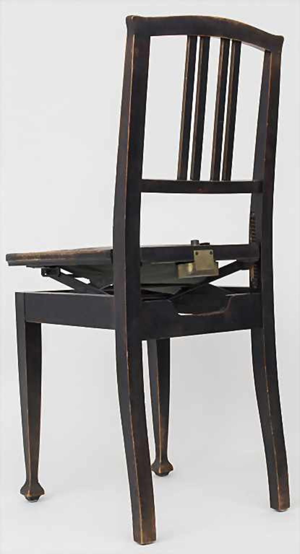 Klavierstuhl / A piano chair, um 1900Material: Holz, ebonisiert, höhenverstellbare Sitzfläche mit - Image 3 of 5