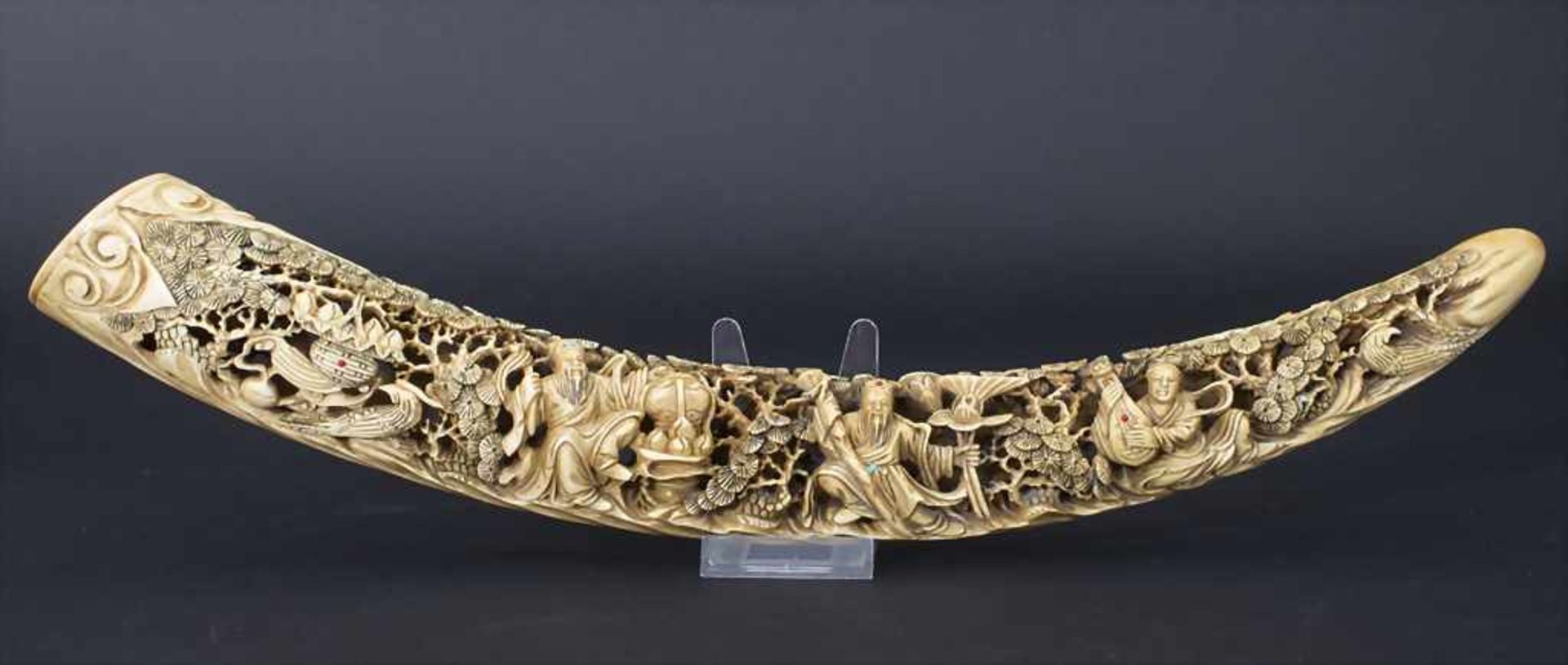 Stoßzahn, China, 18. / 19. Jh.Material: Elfenbein fein geschnitzt mitTürkis, Rubin, Lapilazuli,