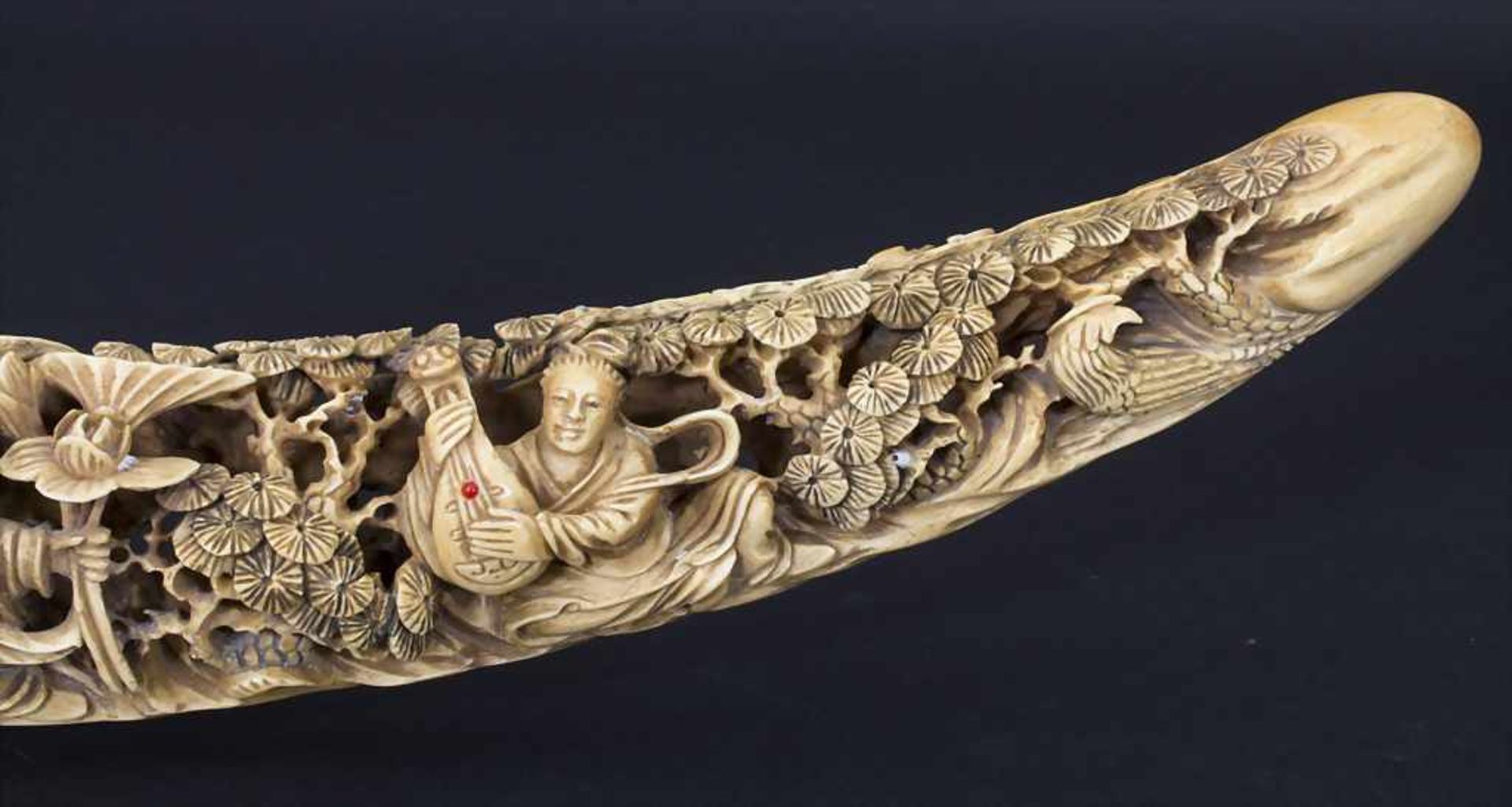 Stoßzahn, China, 18. / 19. Jh.Material: Elfenbein fein geschnitzt mitTürkis, Rubin, Lapilazuli, - Bild 3 aus 9