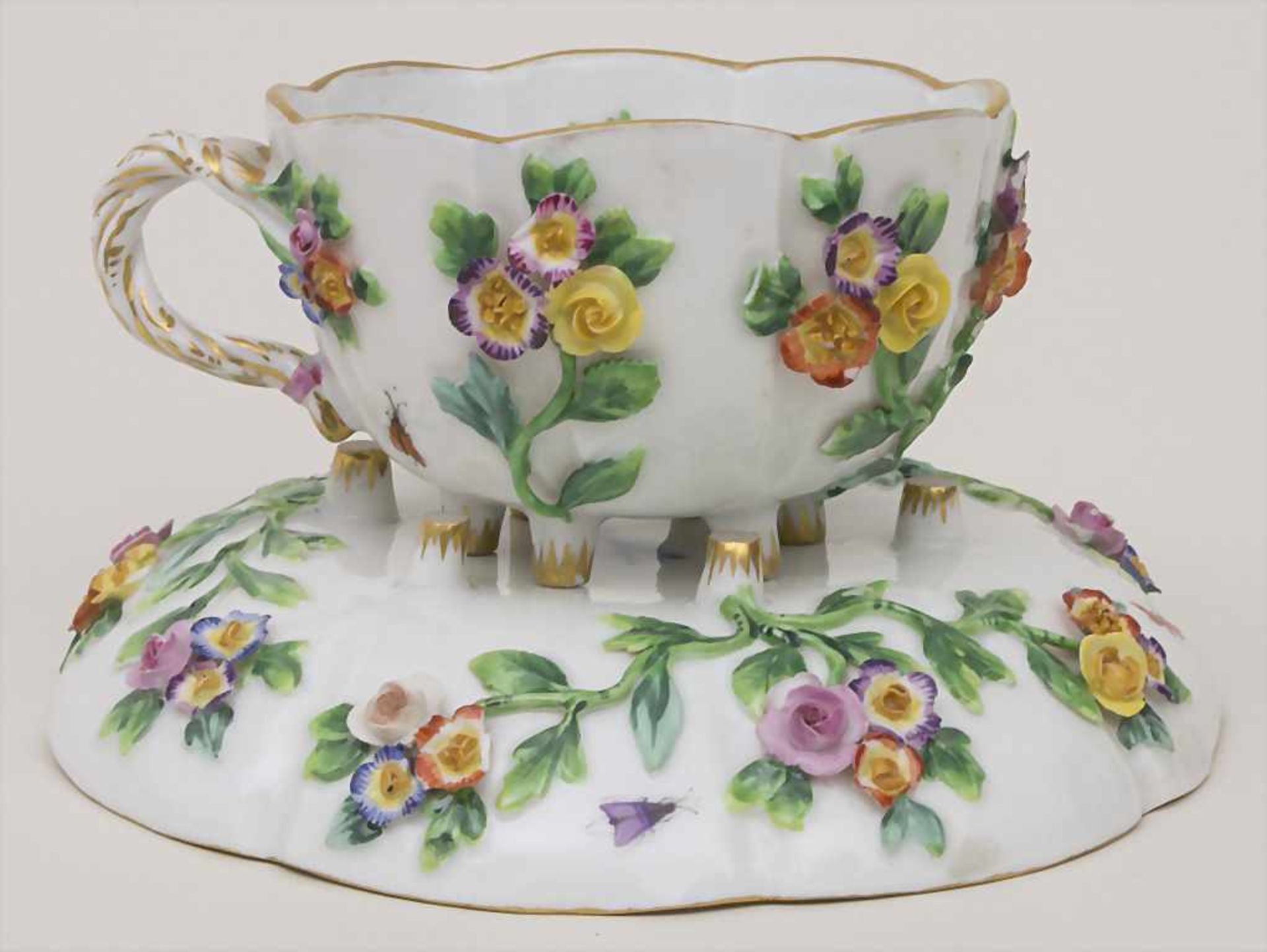 Tasse und Untertasse mit aufgelegten Blüten / A cup and saucer with encrusted flowers, Meissen, - Image 3 of 7