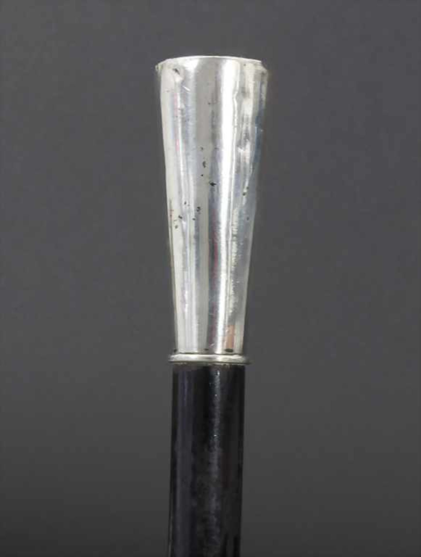Gehstock mit Silberknauf / A cane with silver handle, Ende 19. Jh.Material: Hartholz, ebonisiert (
