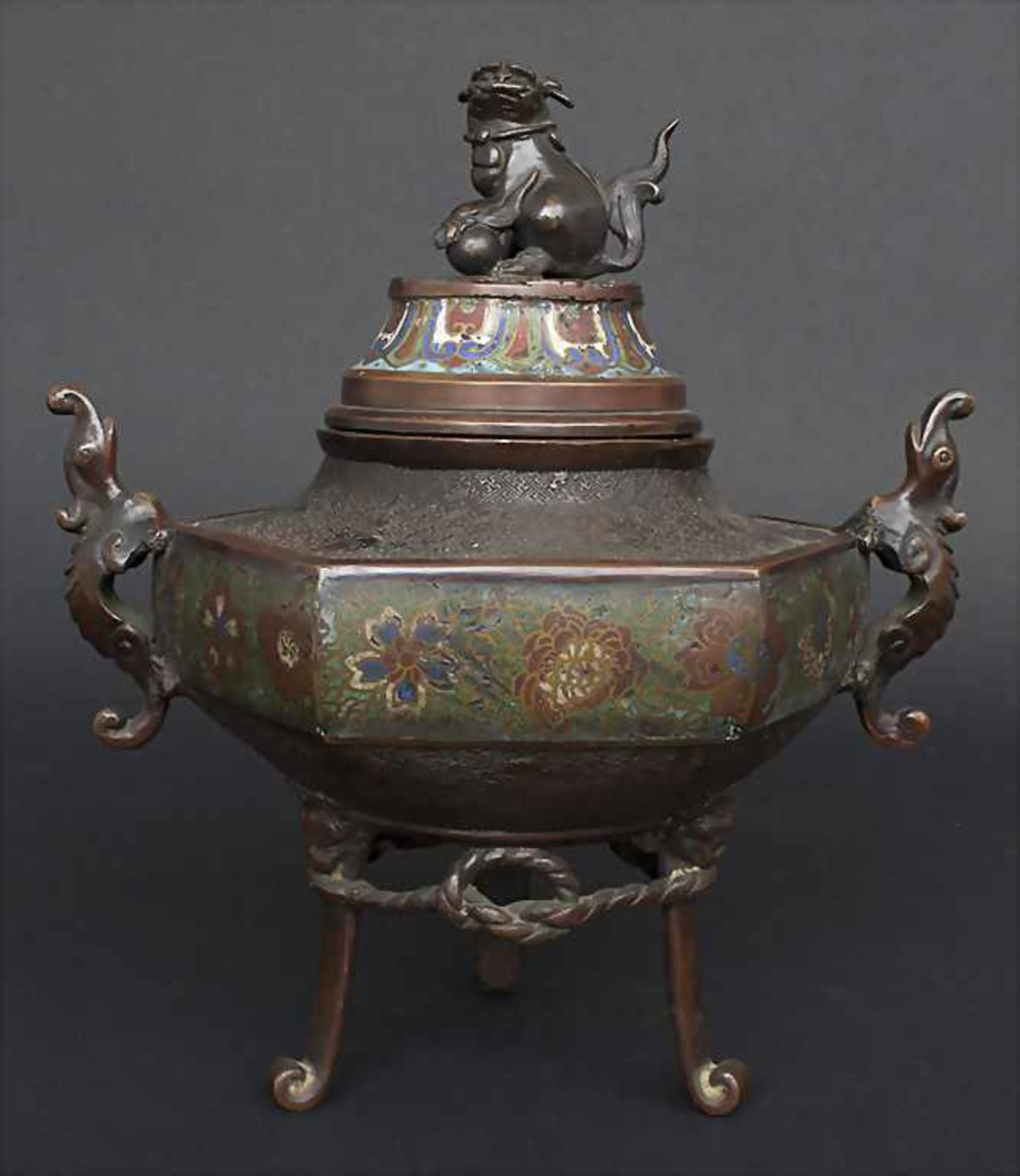 Cloisonné Weihrauchbrenner mit Shishi / A Cloisonné incense burner with Shishi, China, 19. Jh.