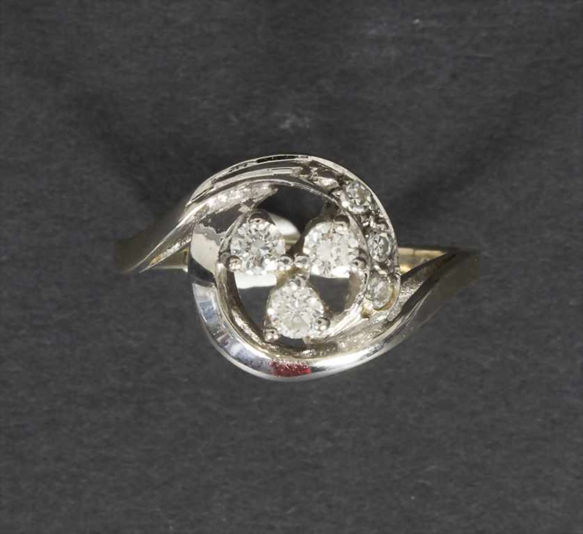 Damenring mit Diamanten / A ladies ring with diamondsMaterial: WG 585/000, Diamanten zus. ca. 0,3