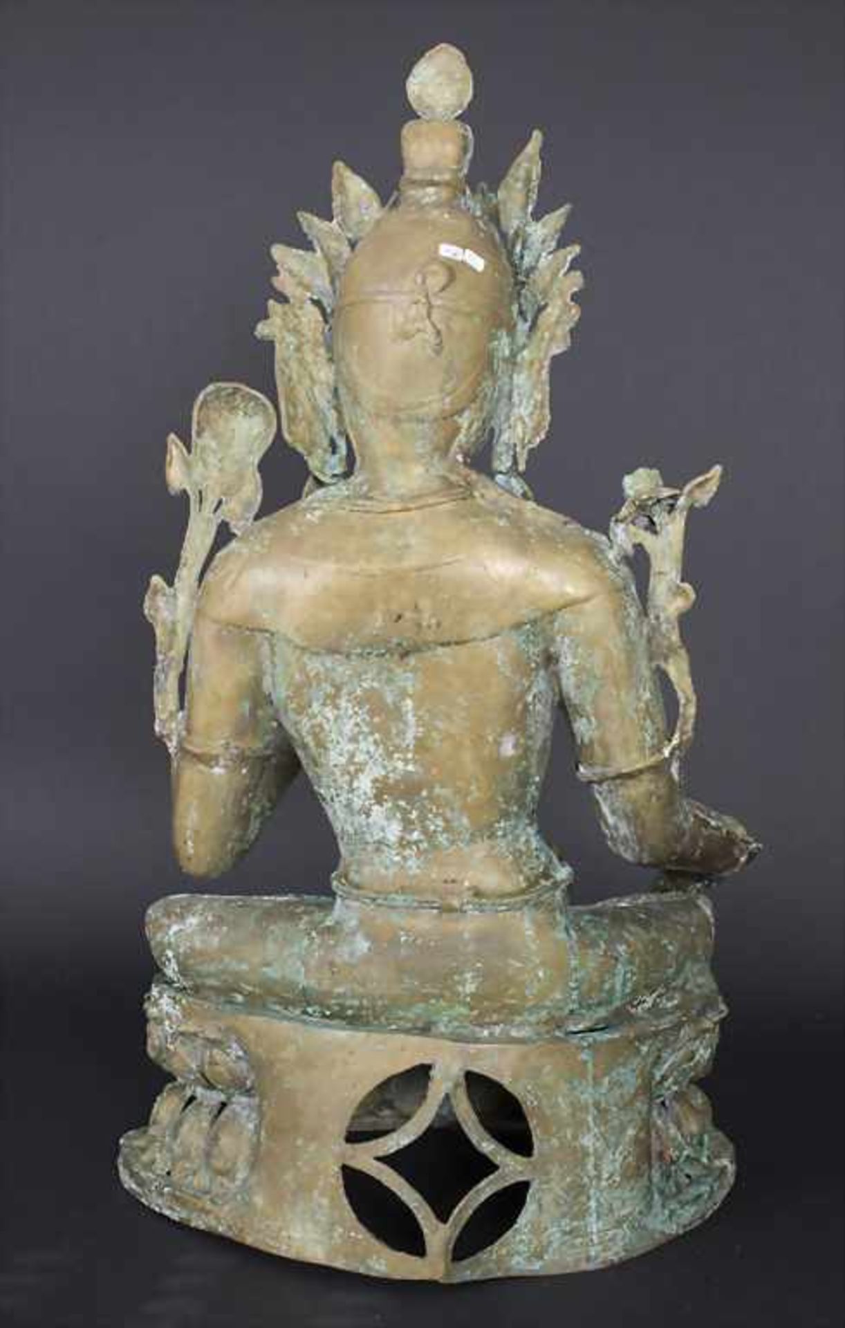 Sitzende Gottheit 'Tara' / A sitting deity 'Tara', tibetochinesischMaterial: Bronze, patiniert, - Bild 4 aus 5