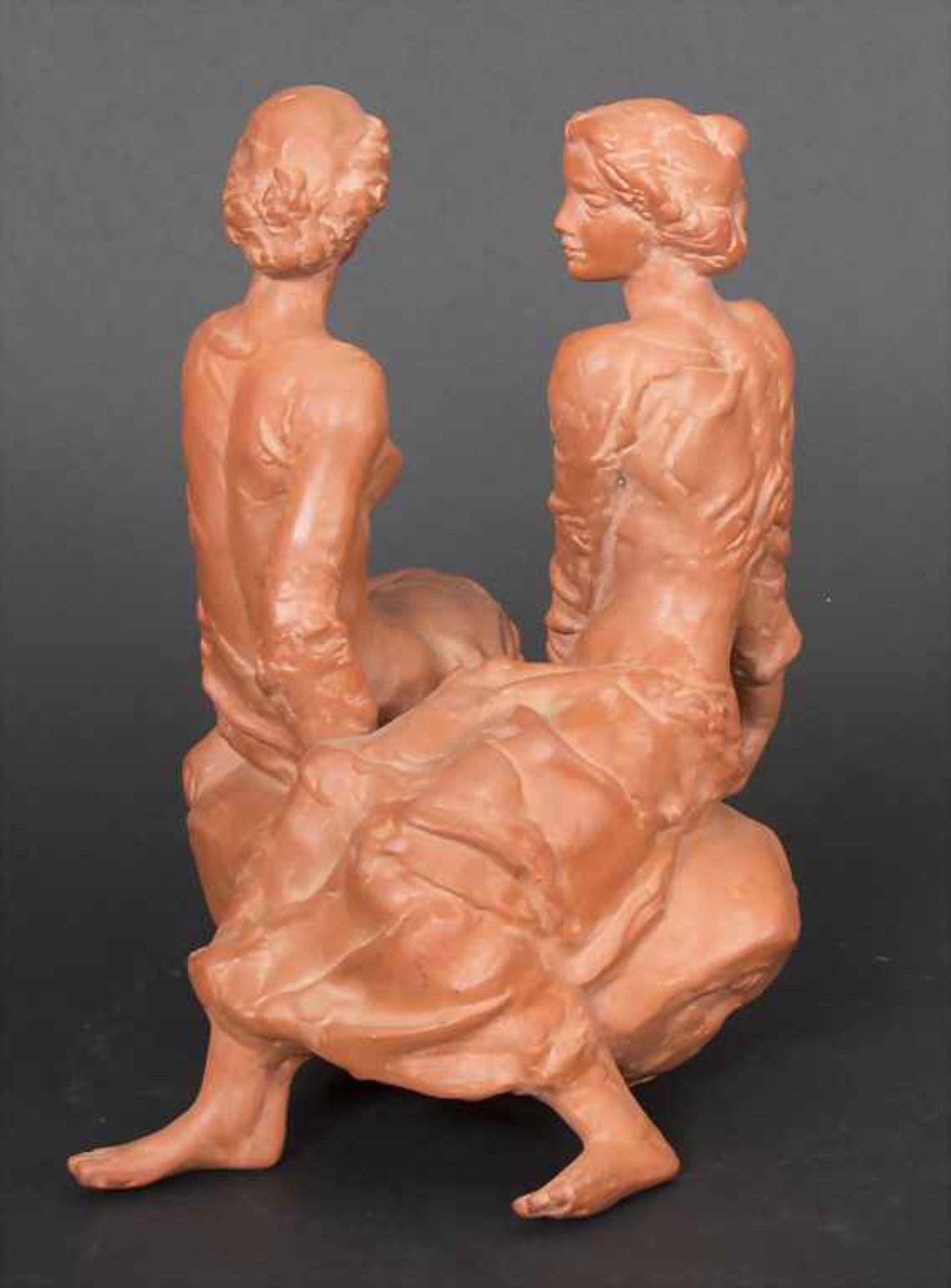 Valéria Tóth (*1943), Figurenpaar '2 junge Frauen' / A figure group '2 ladies'Technik: Terrakotta ( - Image 3 of 5