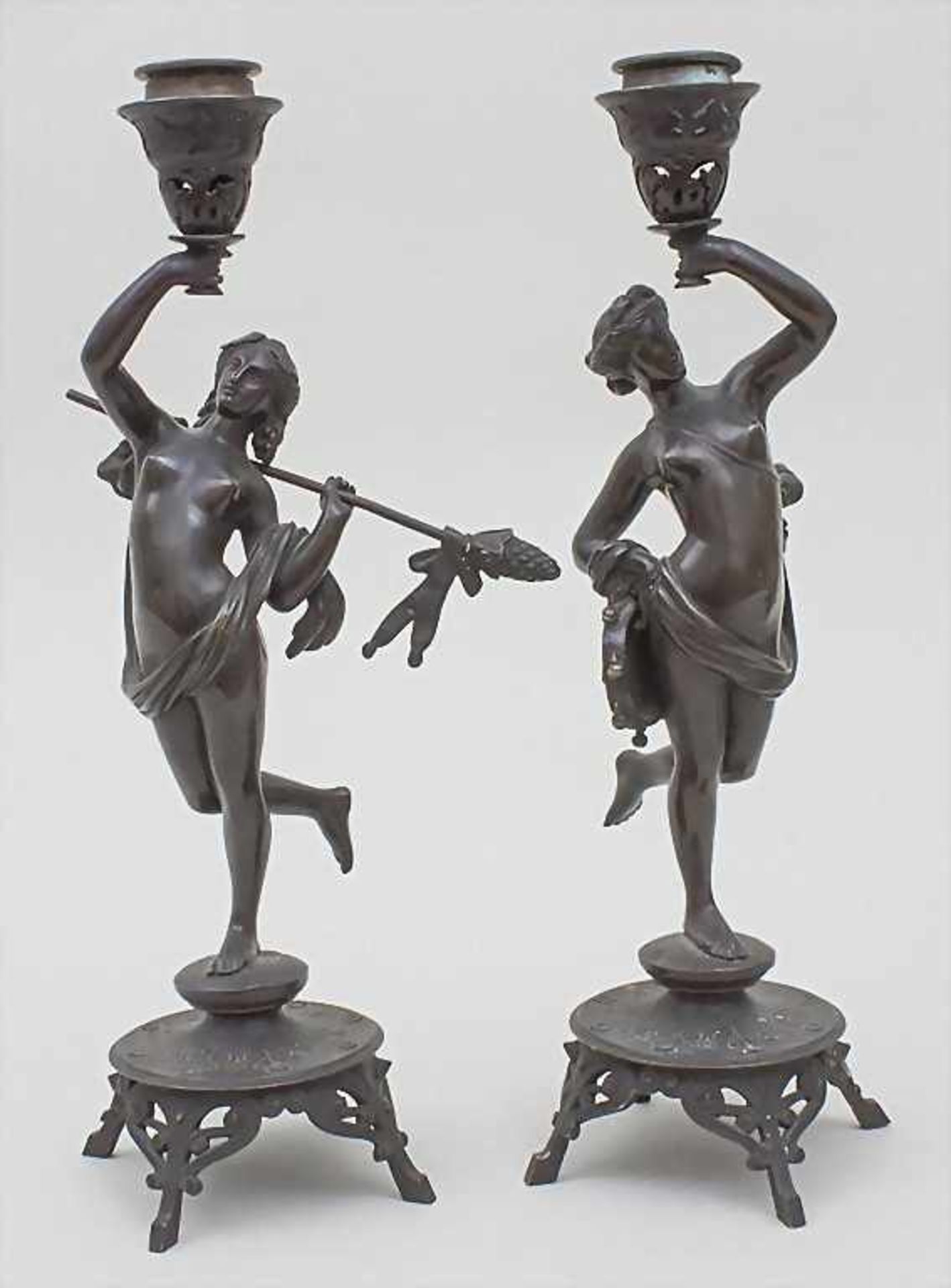 Paar figürliche Bronzeleuchter, Frankreich, 19. Jh.auf vier hohen Füßen runder, verzierter Sockel