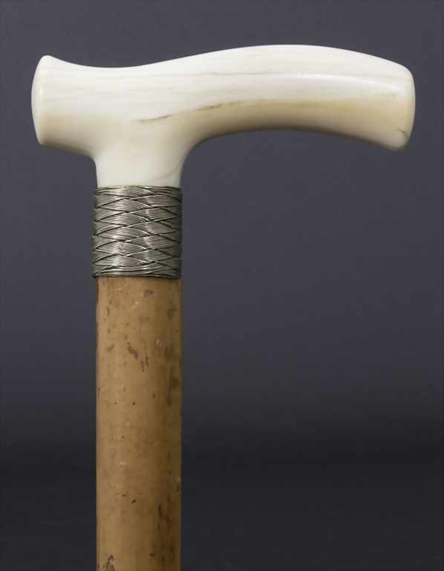 Gehstock mit Ziermonogramm / A cane with monogram, um 1900Material: Malaccarohr (Schuss), Elfenbein, - Bild 2 aus 6