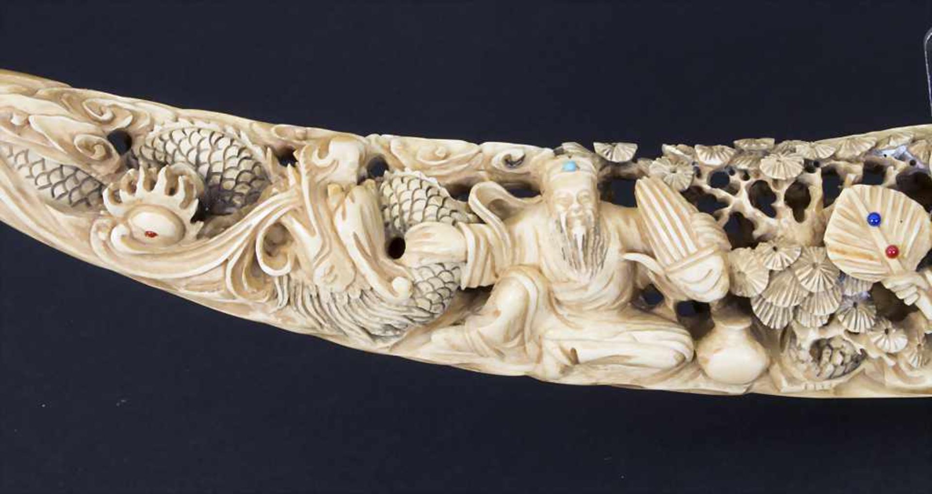 Stoßzahn, China, 18. / 19. Jh.Material: Elfenbein fein geschnitzt mitTürkis, Rubin, Lapilazuli, - Bild 5 aus 9