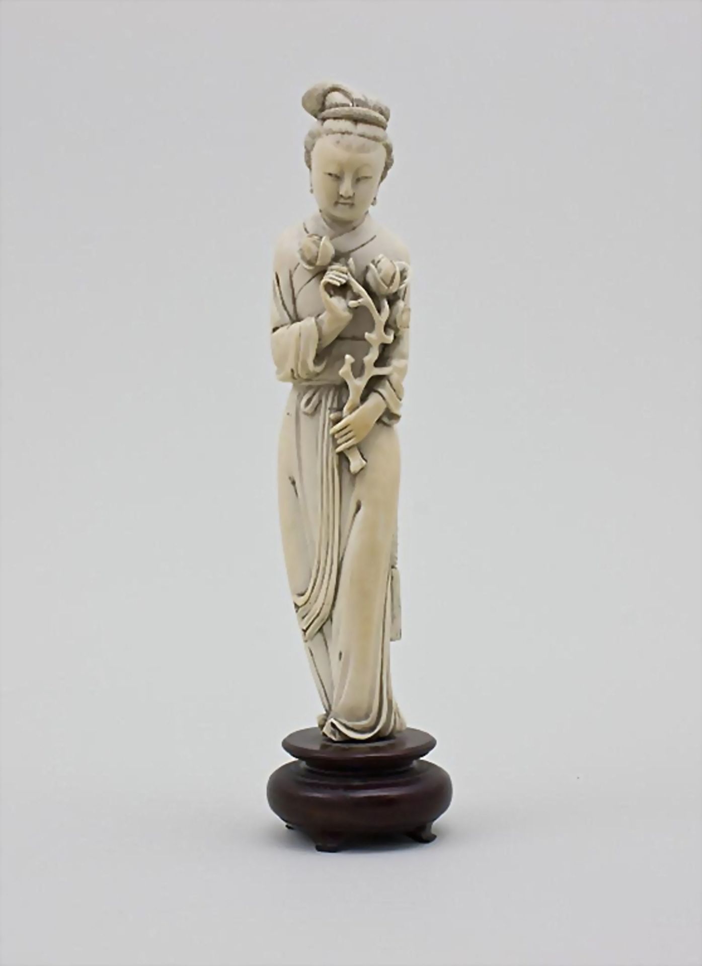 Geisha, Okimono, Japan, Ende 19. Jh.Bein. Stehende Figur, plastisch geschnitzt. In ihrer linken Hand