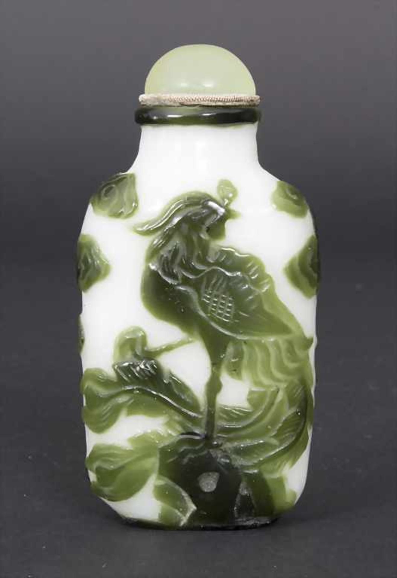 Snuff Bottle, China, um 1900Material: Milchglas überfangen, Kristallstöpsel,Dekor: Phönixe und - Image 2 of 7