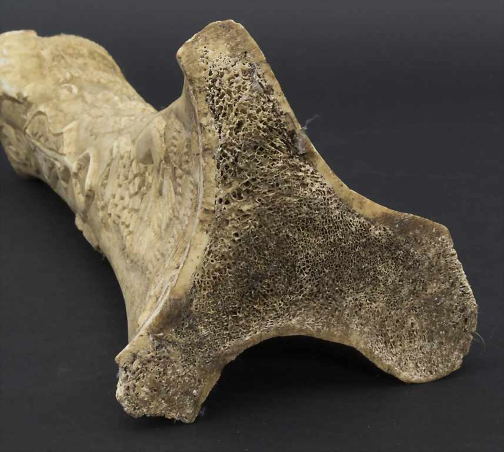 Großer Elefantenknochen, WestafrikaMaterial: Knochen allseitig beschnitzt,Maße: 37 cm,Zustand: - Bild 5 aus 5