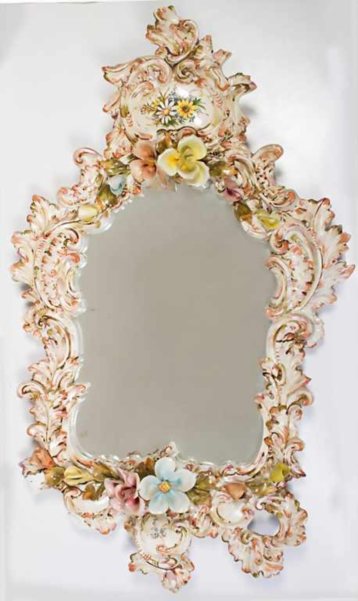 Spiegel mit Porzellanblüten / A mirror with porcelain flowersMaterial: Porzellan, farbig