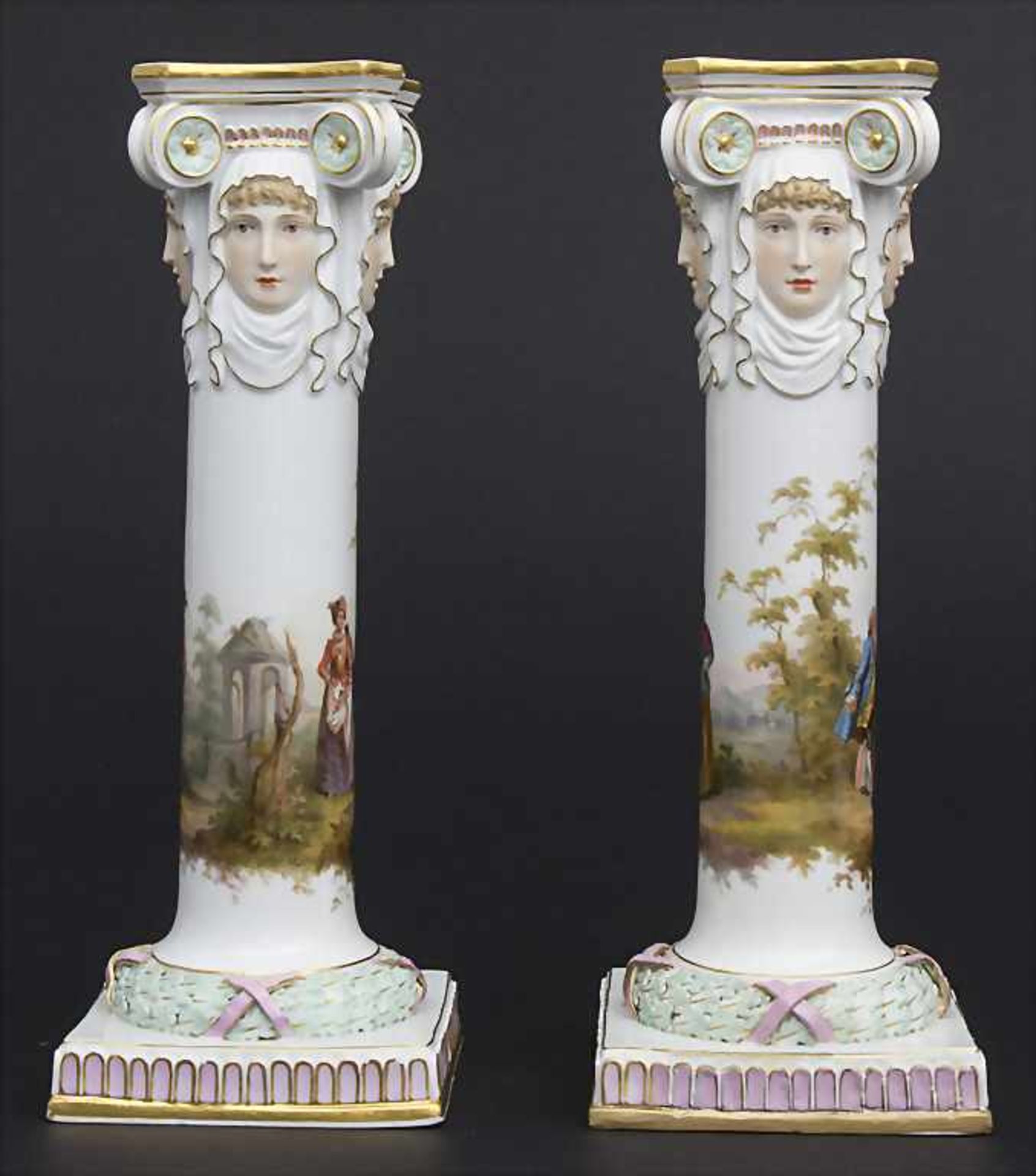 Paar Kerzenleuchter mit galanten Szenen / A pair of candlesticks with courting scenes, Meissen, - Bild 5 aus 11