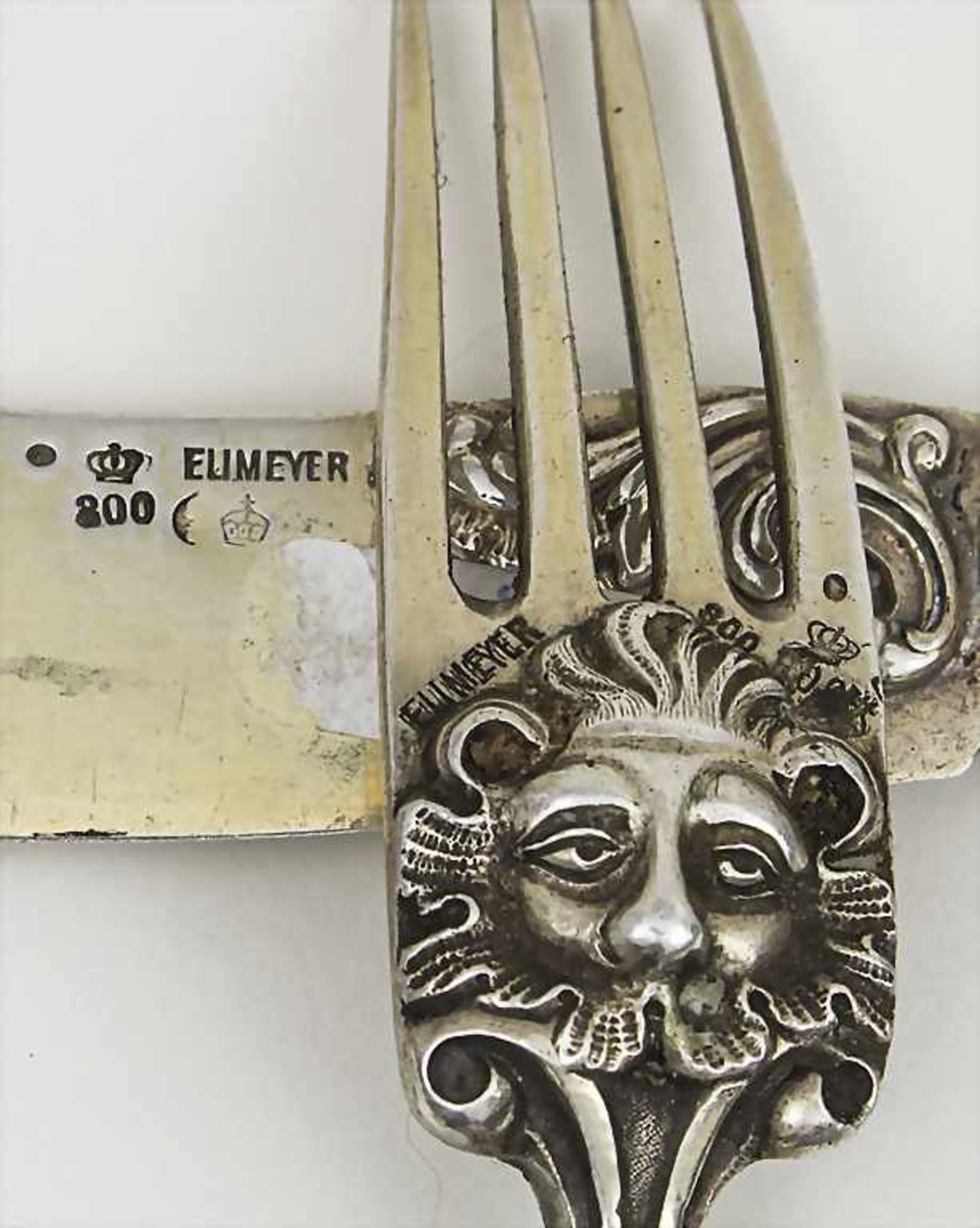 Messer und Gabel mit galanten Szenen / A knife and fork with porcelain handles, Meissen/Eumeyer, - Bild 2 aus 2