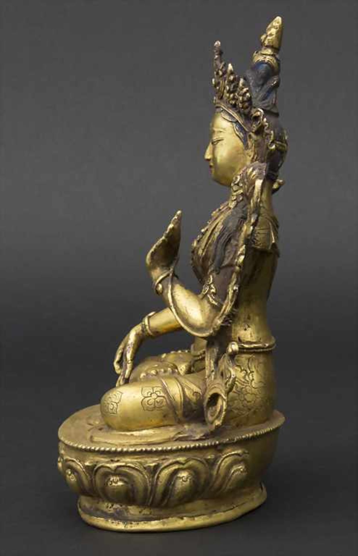 Buddha, Tara, Tibet, 19./20. Jh.Material: kupferhaltige Bronze, feuervergoldet, partiell kaltbemalt, - Bild 2 aus 6