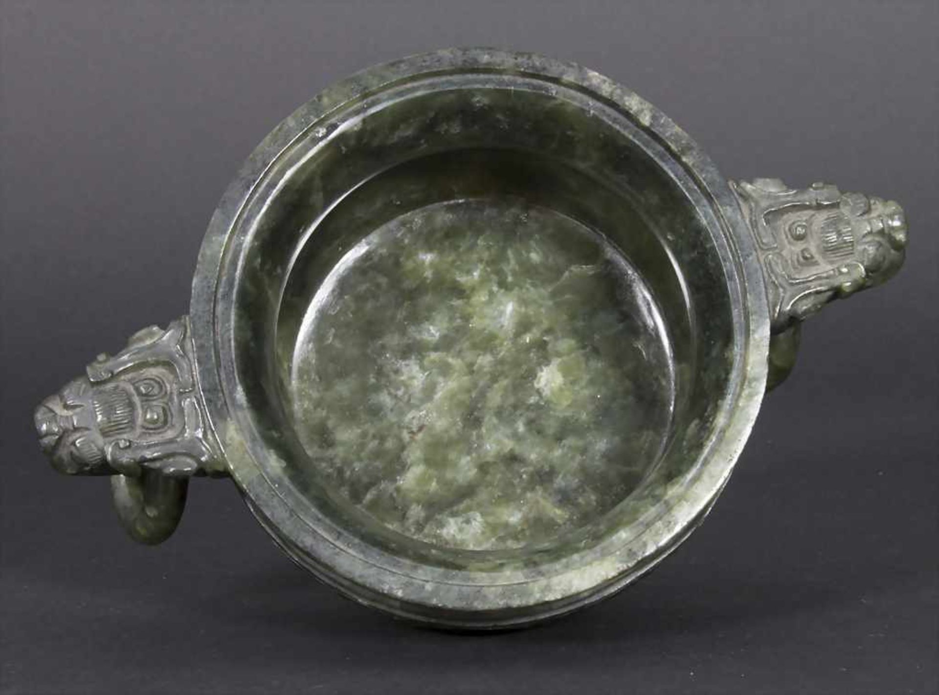 Koro, China, 18./19. Jh.Material: spinatgrüne Jade, Außenwandung fein beschnitzt mit archaischen - Bild 5 aus 10