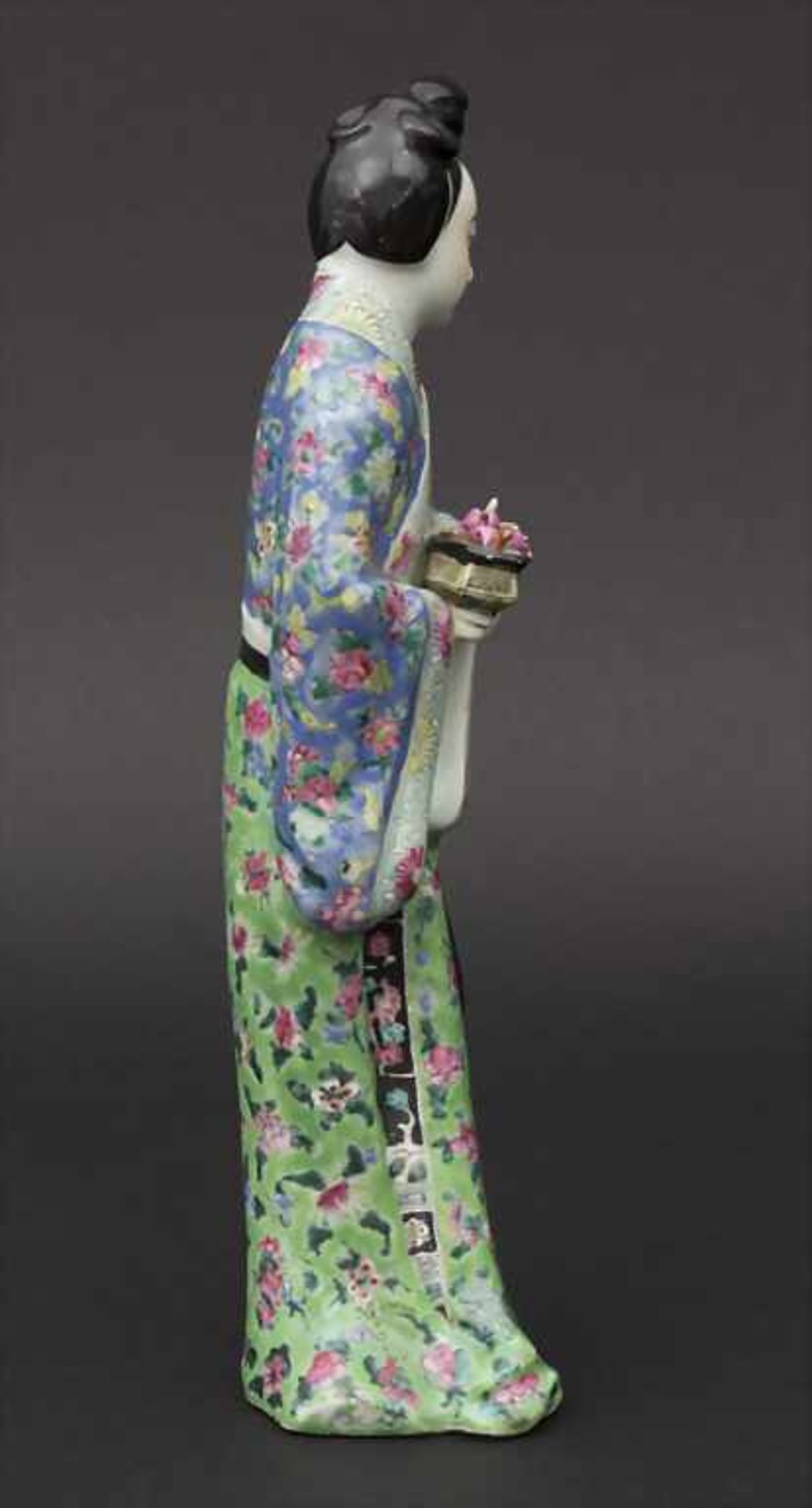Hofdame, China, 19. Jh.Material: Porzellan, polychrom bemalt,Marke/Signatur: keine,Höhe: 31 cm, - Bild 6 aus 10