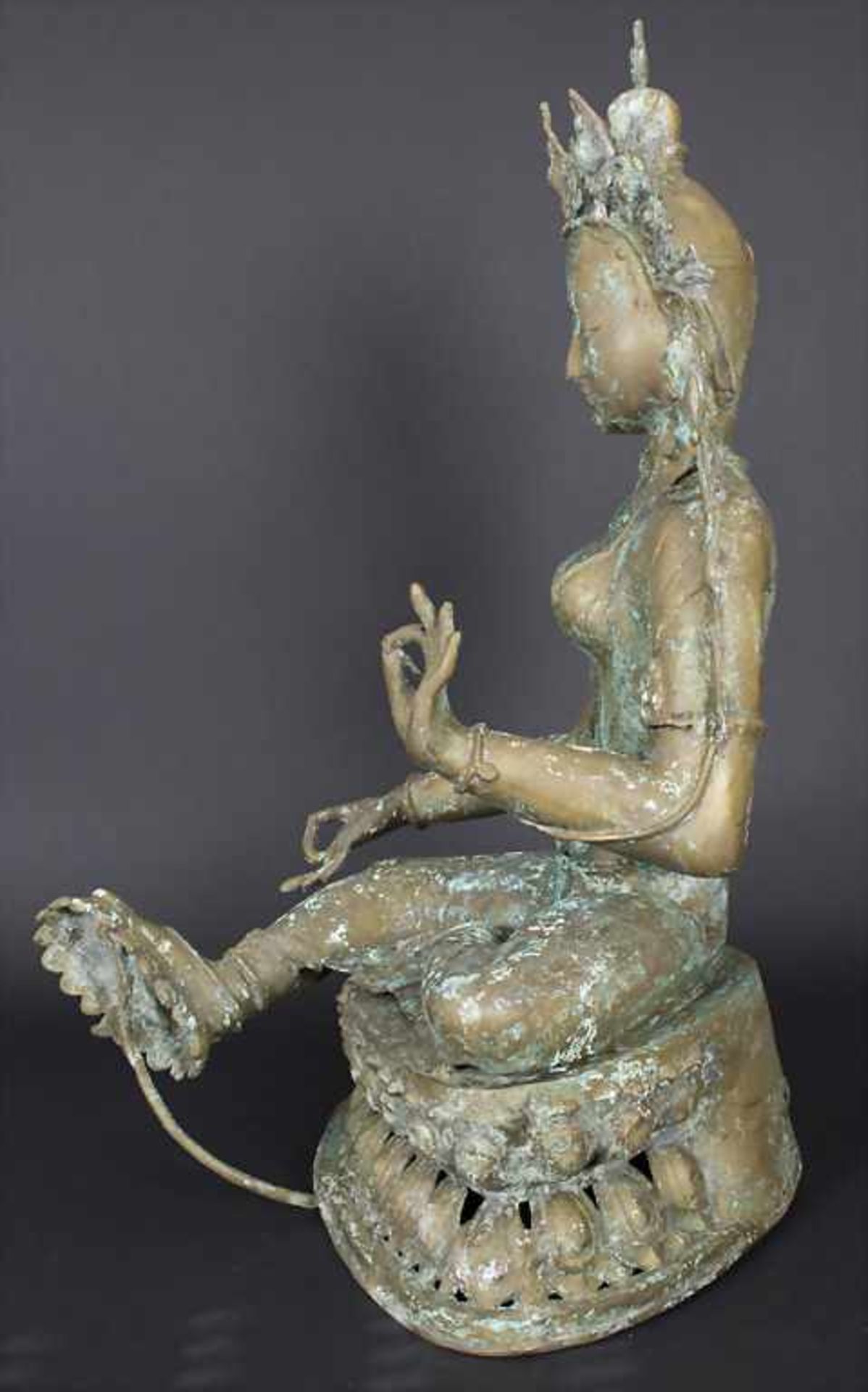 Sitzende Gottheit 'Tara' / A sitting deity 'Tara', tibetochinesischMaterial: Bronze, patiniert, - Bild 3 aus 5