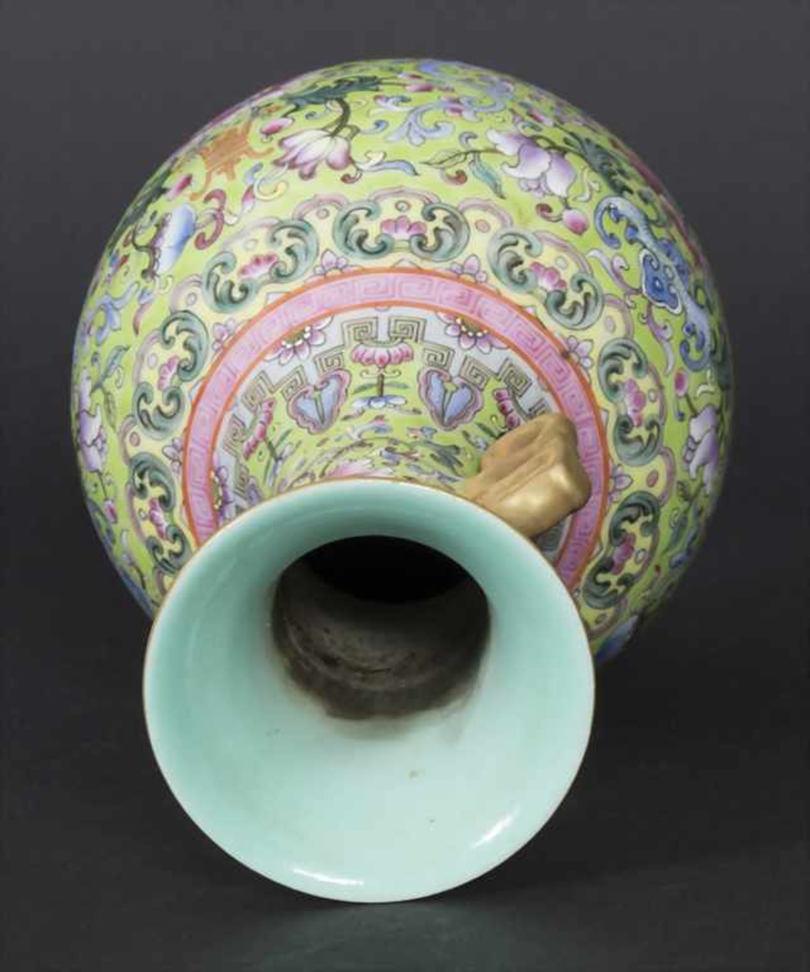 Ziervase, China, 19./20. Jh.Material: Porzellan, mit sehr feiner polychromer Emailmalerei, zwei - Bild 5 aus 9