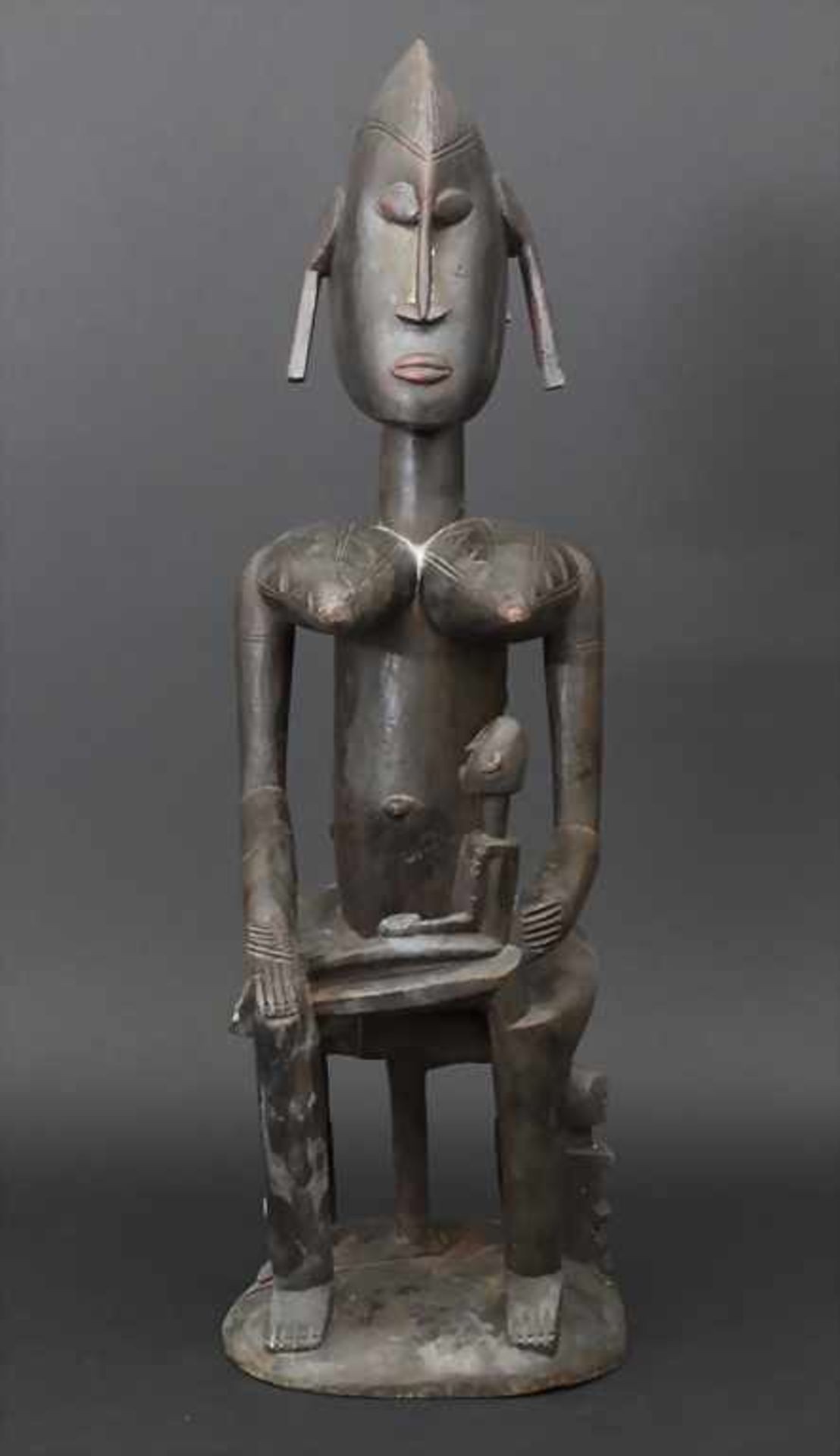 Weibliche sitzende Ahnenfigur / A female siting ancestors figure, Bamana, MaliMaterial: Holz,