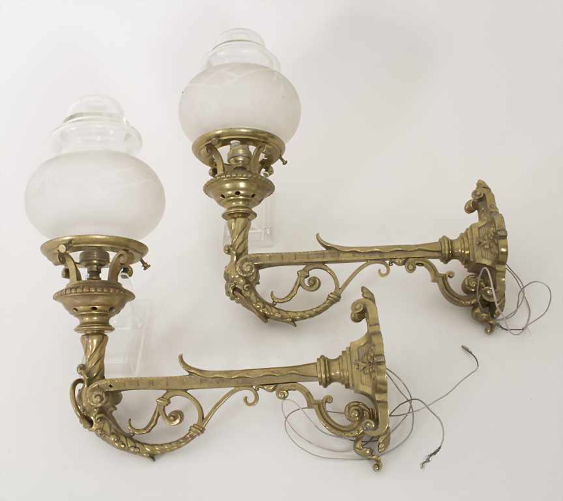 Paar Messing-Wandleuchter im barocken Stil, Frankreich, um 1890Material: Messing, Glasschirme,Marke: