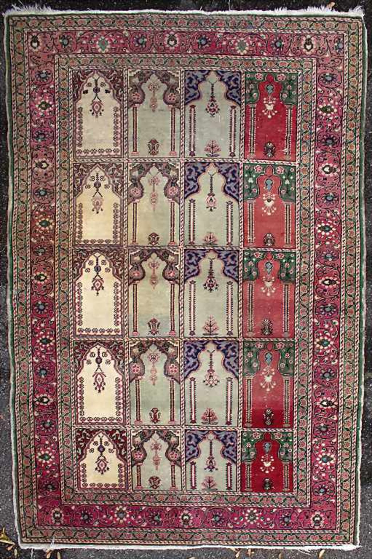 Orienttepppich mit Gebetsnischen / An oriental carpet with mihrabsMaterial: Wolle auf Baumwolle,