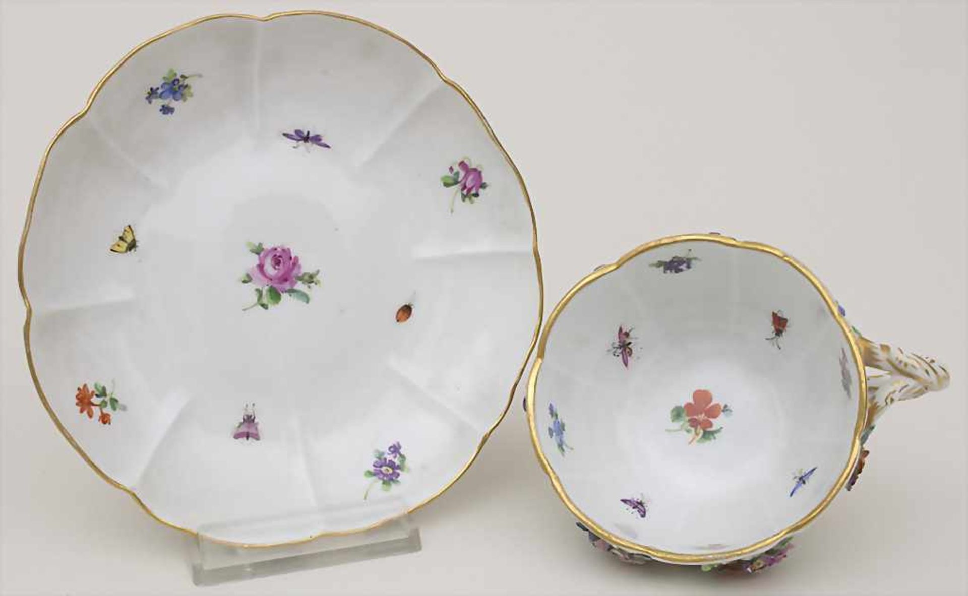 Tasse und Untertasse mit aufgelegten Blüten / A cup and saucer with encrusted flowers, Meissen, - Image 5 of 7