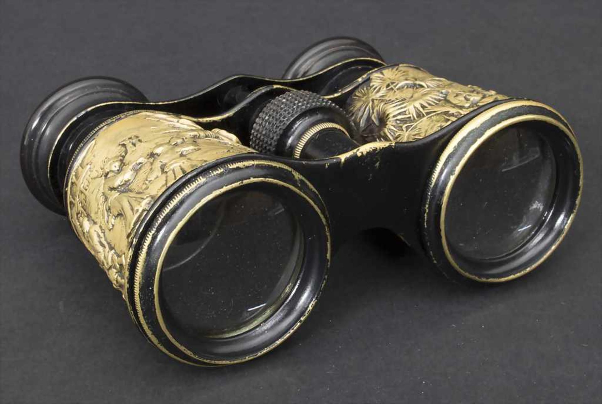 Opernglas mit Figurenrelief / Opera glasses with figural relief, Japan, um 1900Material: Messing,