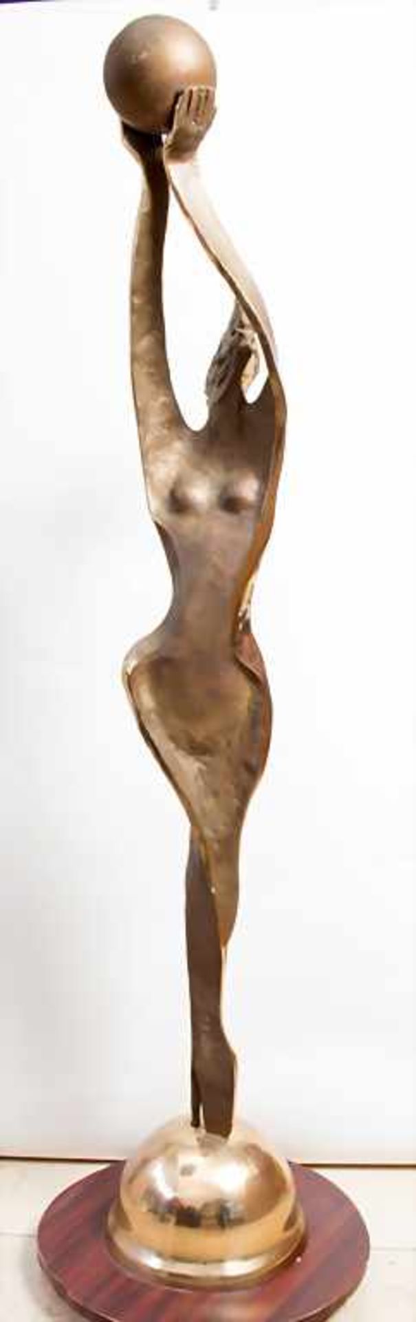 Hardy Schneider-Sato (1919-2002), 'Ballspielerin' / 'A female ball player'Technik: Bronze,