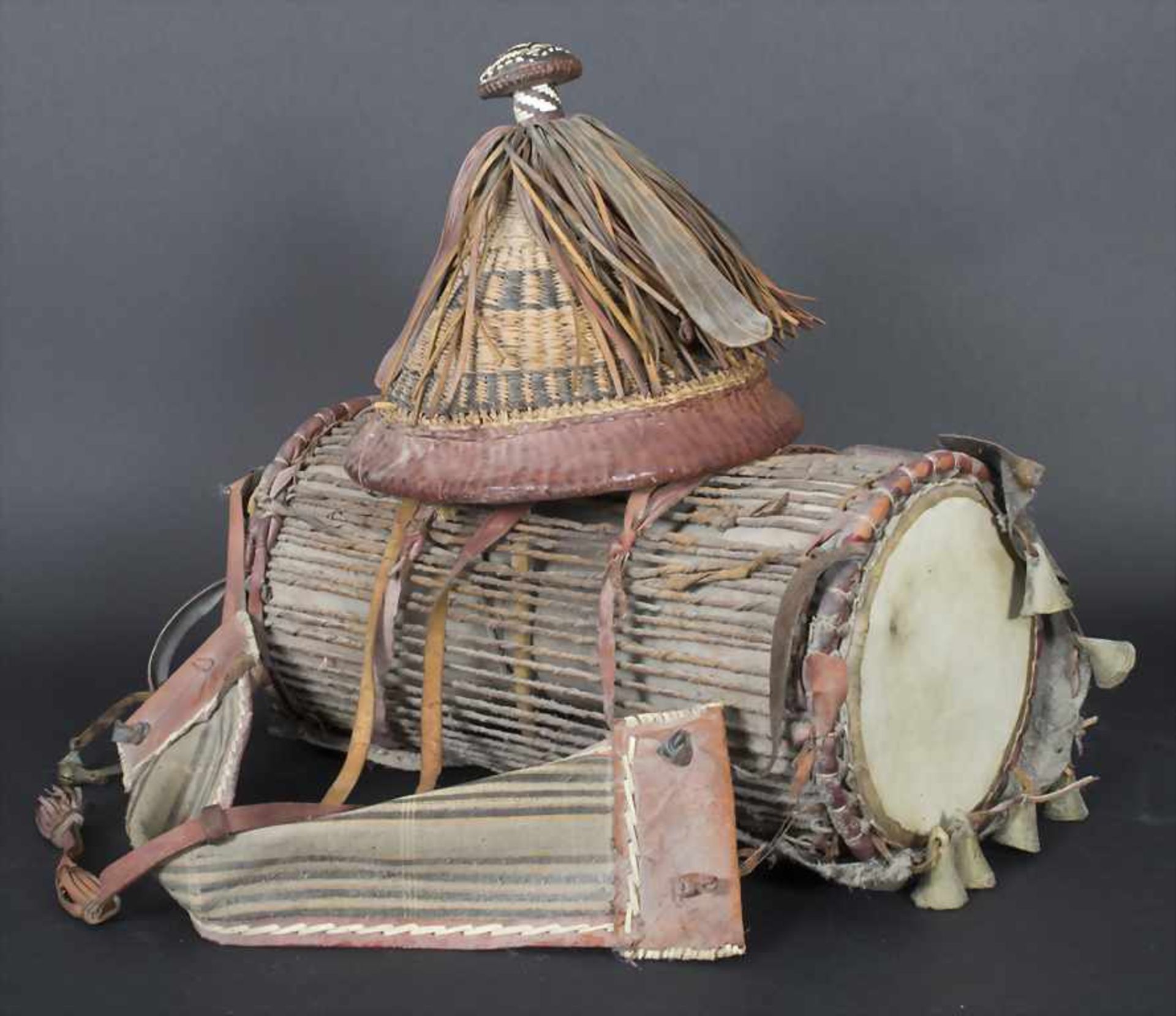 Trommel und Hut, WestafrikaMaterial: Leder, Planzenfaser, Stoff, Holz, Messing-Glocken,Maße: Trommel - Bild 2 aus 2