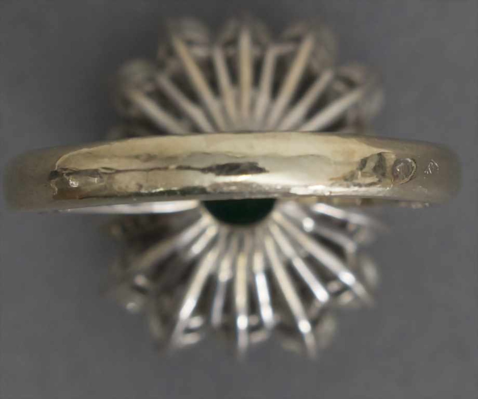 Damenring mit Smaragd und Diamanten / A ladies ring with emerald and diamondsMaterial: Weißgold - Image 2 of 4