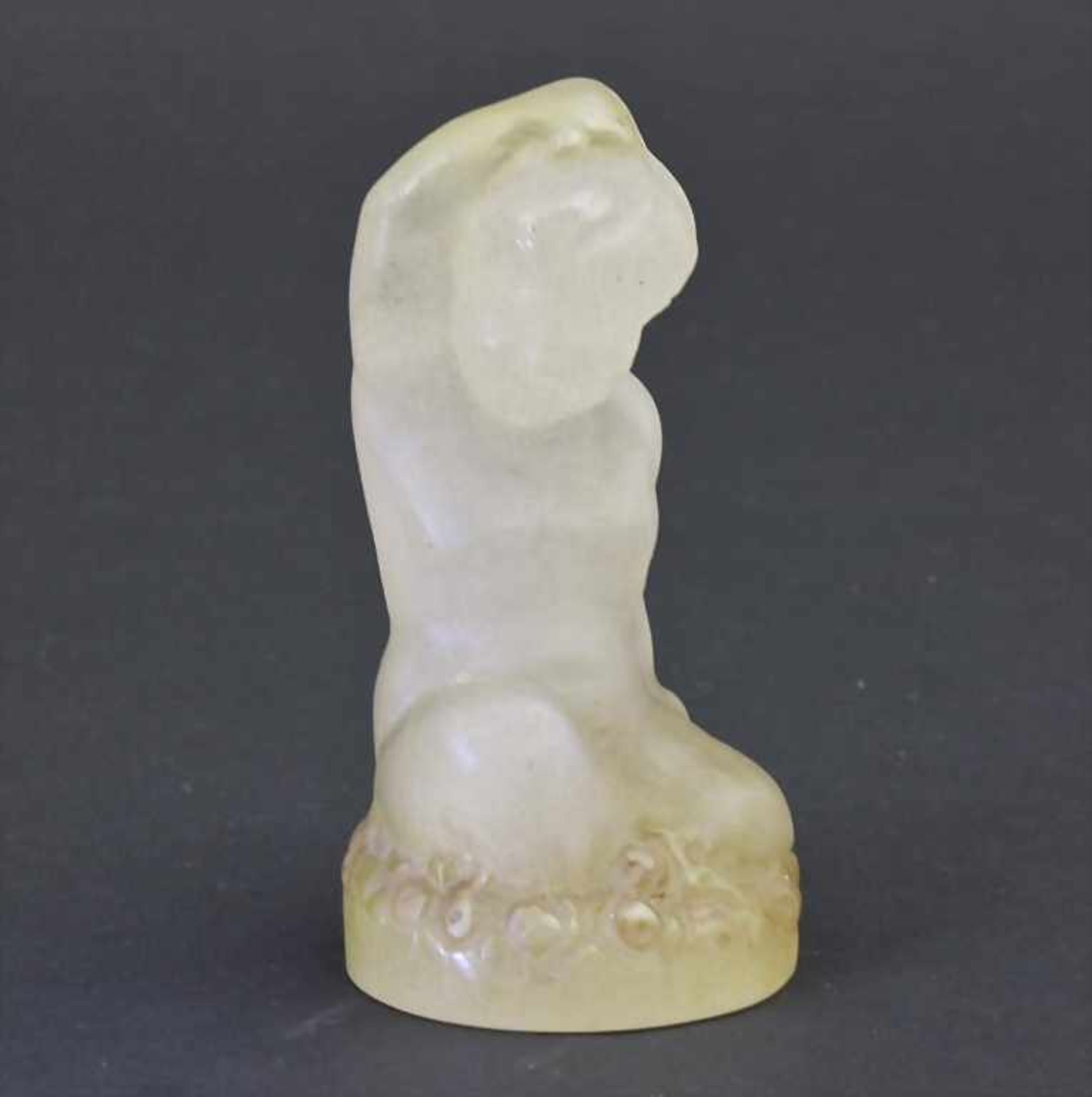 Jugendstil-Glasskulptur/Art Nouveau Glass Sculpture Of A Girl, Frankreich, um 1900auf rundem