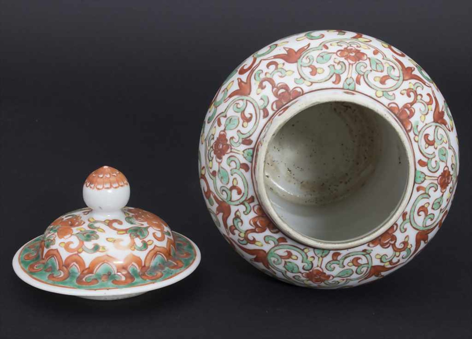 Deckelvase, China, gemarkt Kangxi (1662-1722)Material: Porzellan, bemalt mit polychromen - Bild 5 aus 8