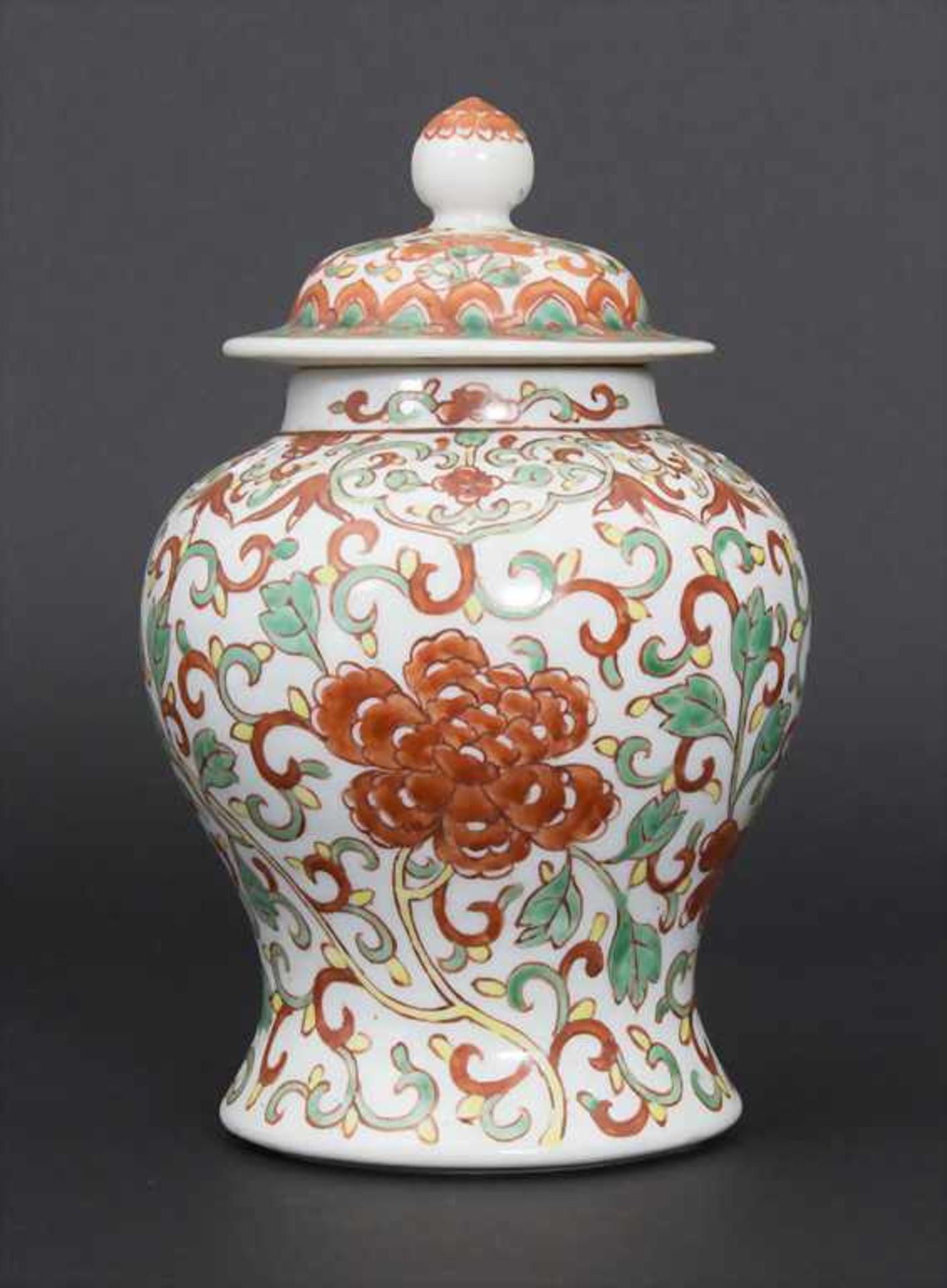 Deckelvase, China, gemarkt Kangxi (1662-1722)Material: Porzellan, bemalt mit polychromen - Bild 3 aus 8