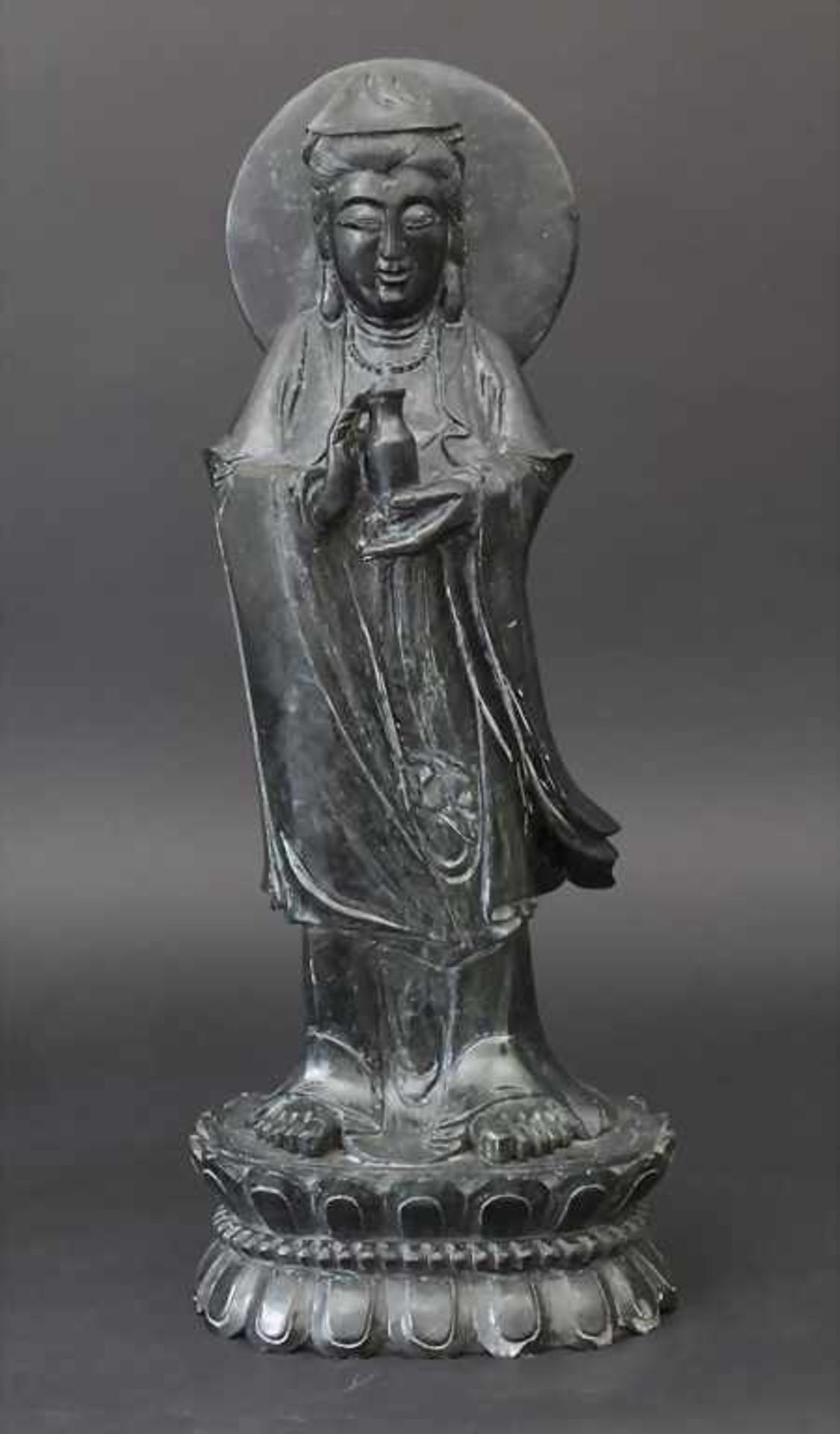 Jadefigur, 'Guanyin auf Doppel Lotos sockel', China um 1920Matrial: spinatgrüne Nephrit Jade,