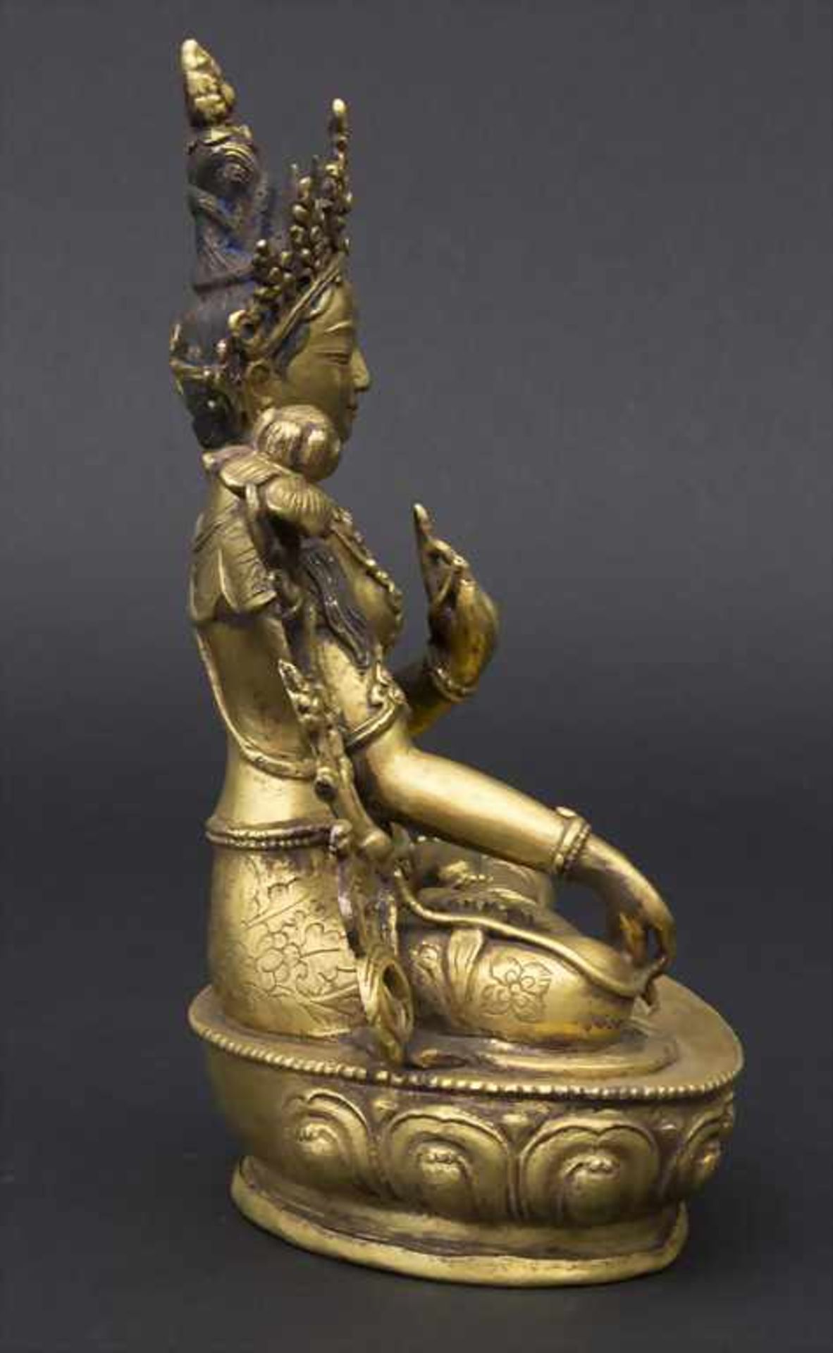 Buddha, Tara, Tibet, 19./20. Jh.Material: kupferhaltige Bronze, feuervergoldet, partiell kaltbemalt, - Bild 4 aus 6