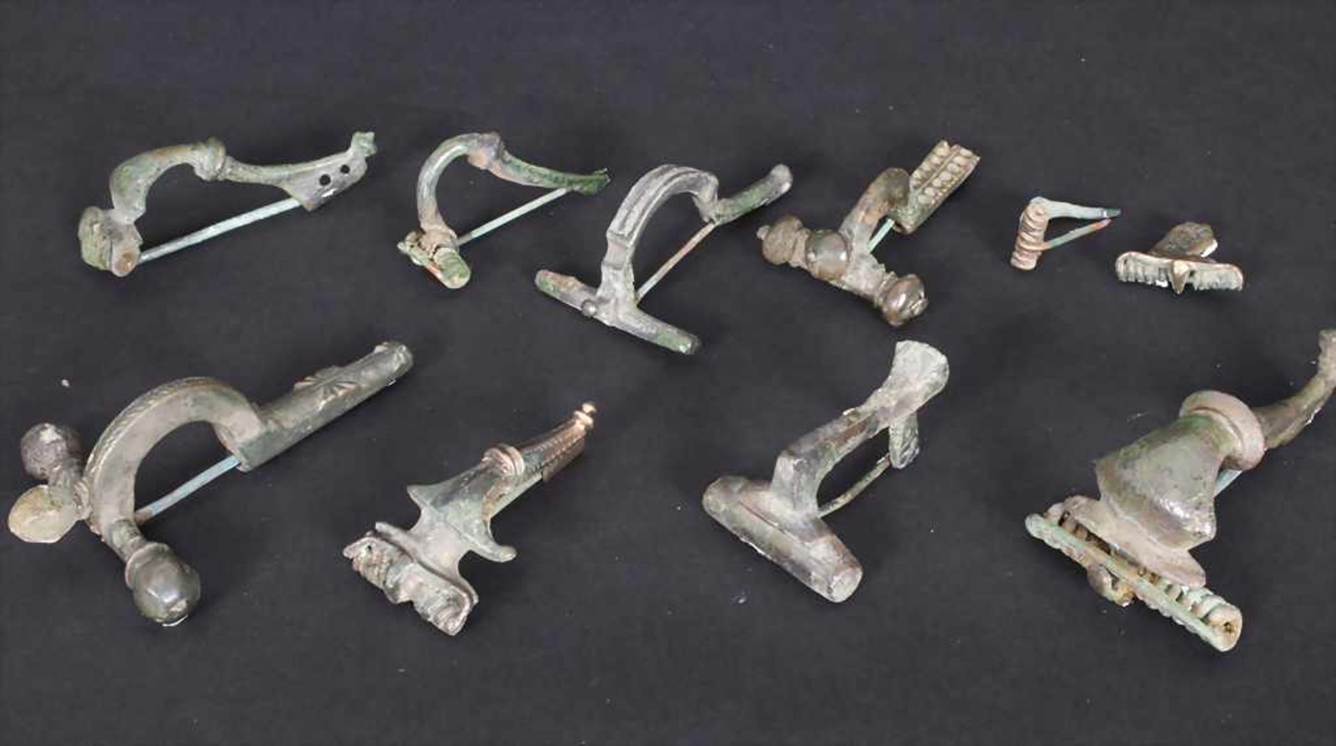 11 Römische Fibeln / A set of 11 Roman fibulaeMaterial: Bronze,Länge: 2,8 cm bis 7,5 cm,Zustand: