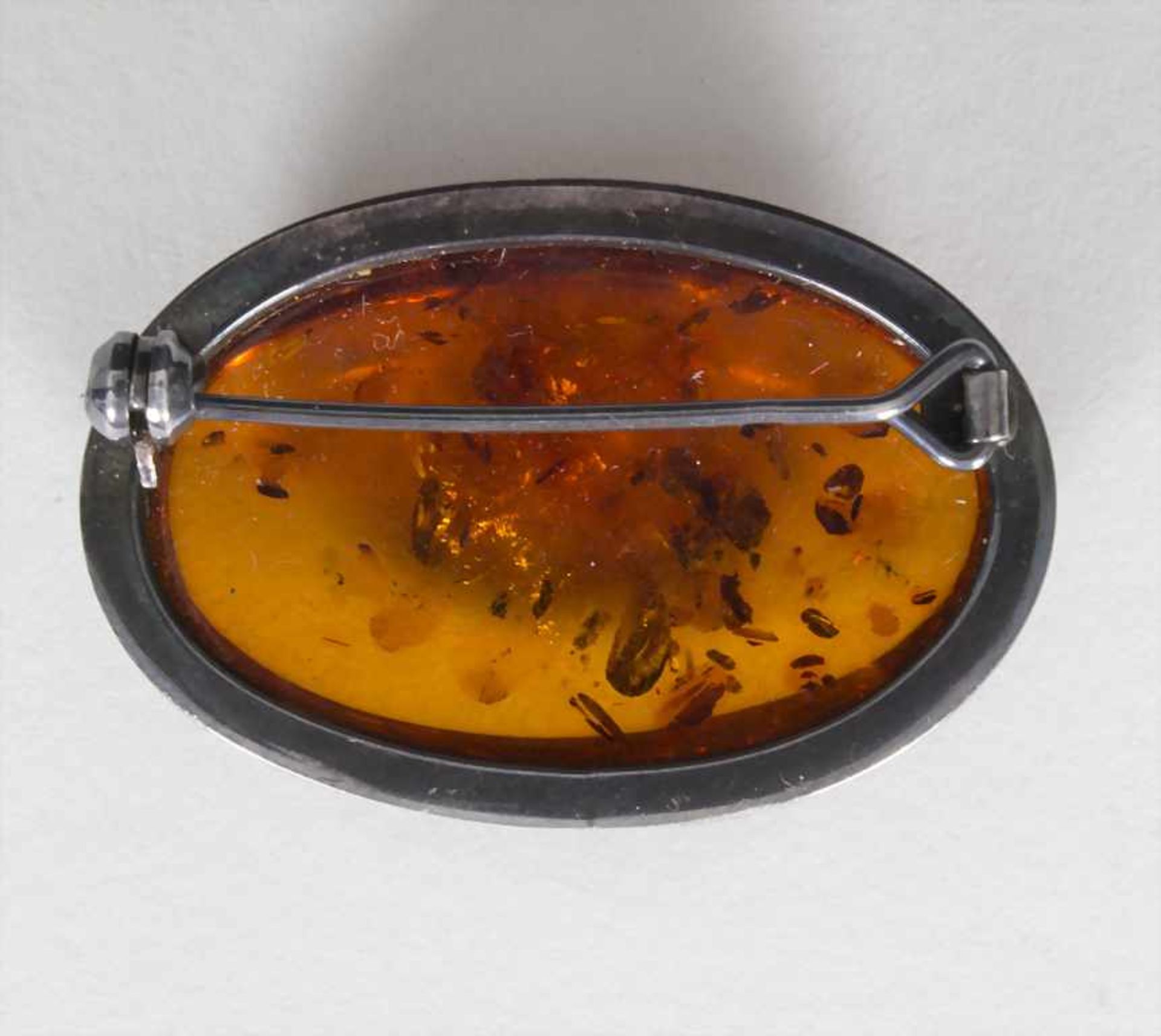 Bernsteinbrosche / A brooch with amberMaterial: Sterling Silber 925/000, Bernstein,Maße:35 x 23 mm, - Image 3 of 3