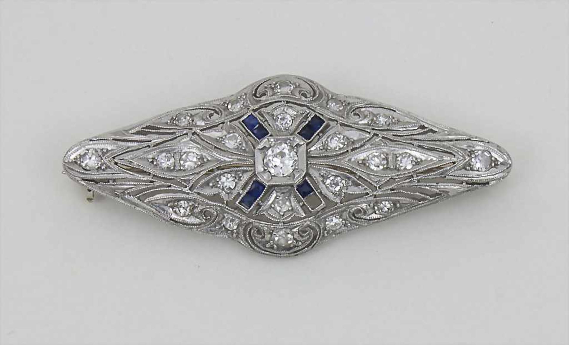 Diamant-Saphir-Brosche / Diamond-Sapphire BroochMaterial: Weißgold 750/000 18 Kt, 23 Diamanten u.