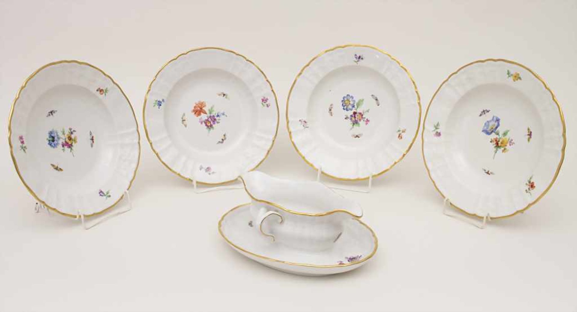 4 Suppenteller und 1 Sauciere mit Blumenmalerei / 4 soup plate and a sauce boat, KPM, Berlin, 20.