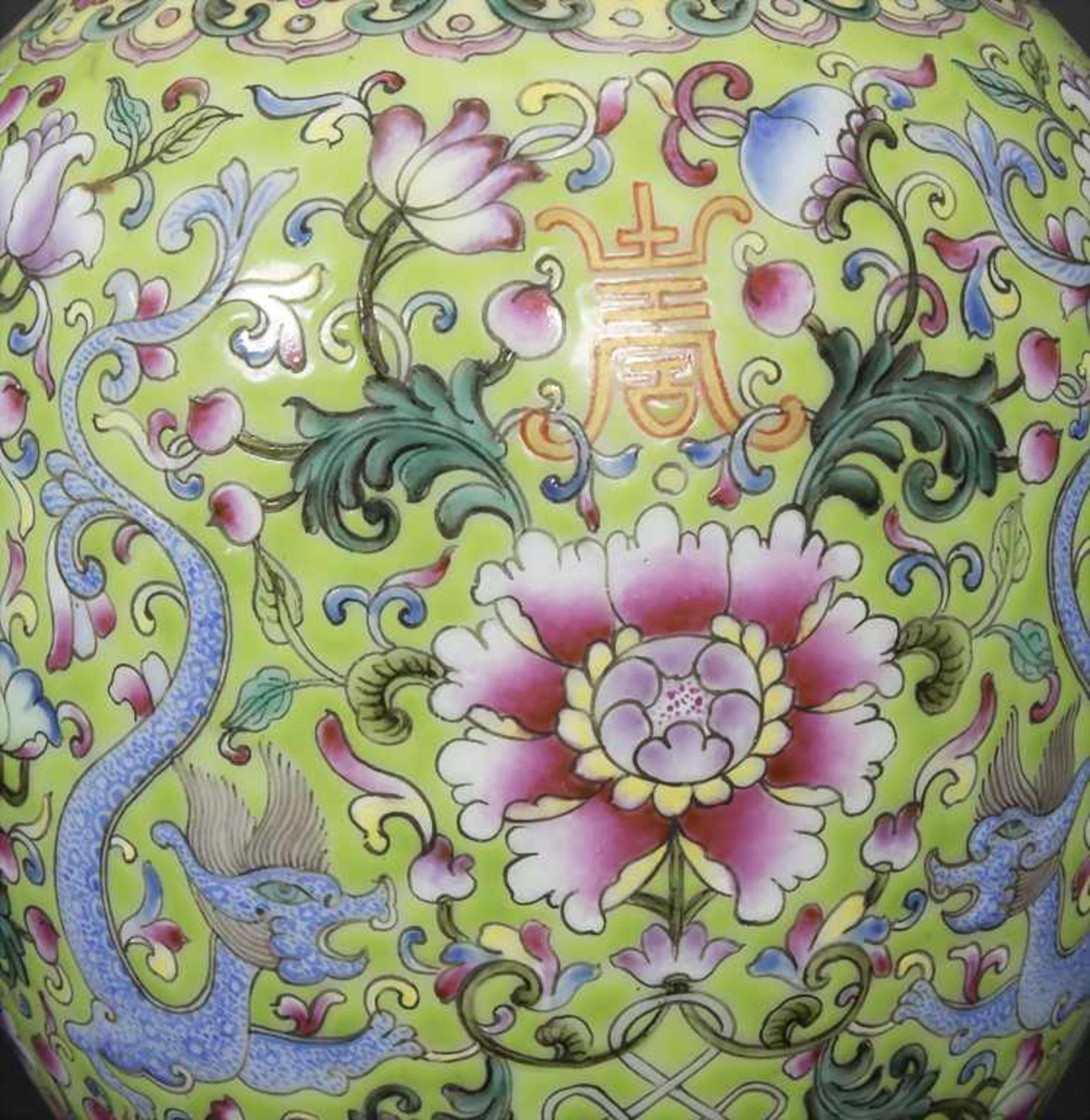 Ziervase, China, 19./20. Jh.Material: Porzellan, mit sehr feiner polychromer Emailmalerei, zwei - Bild 7 aus 9