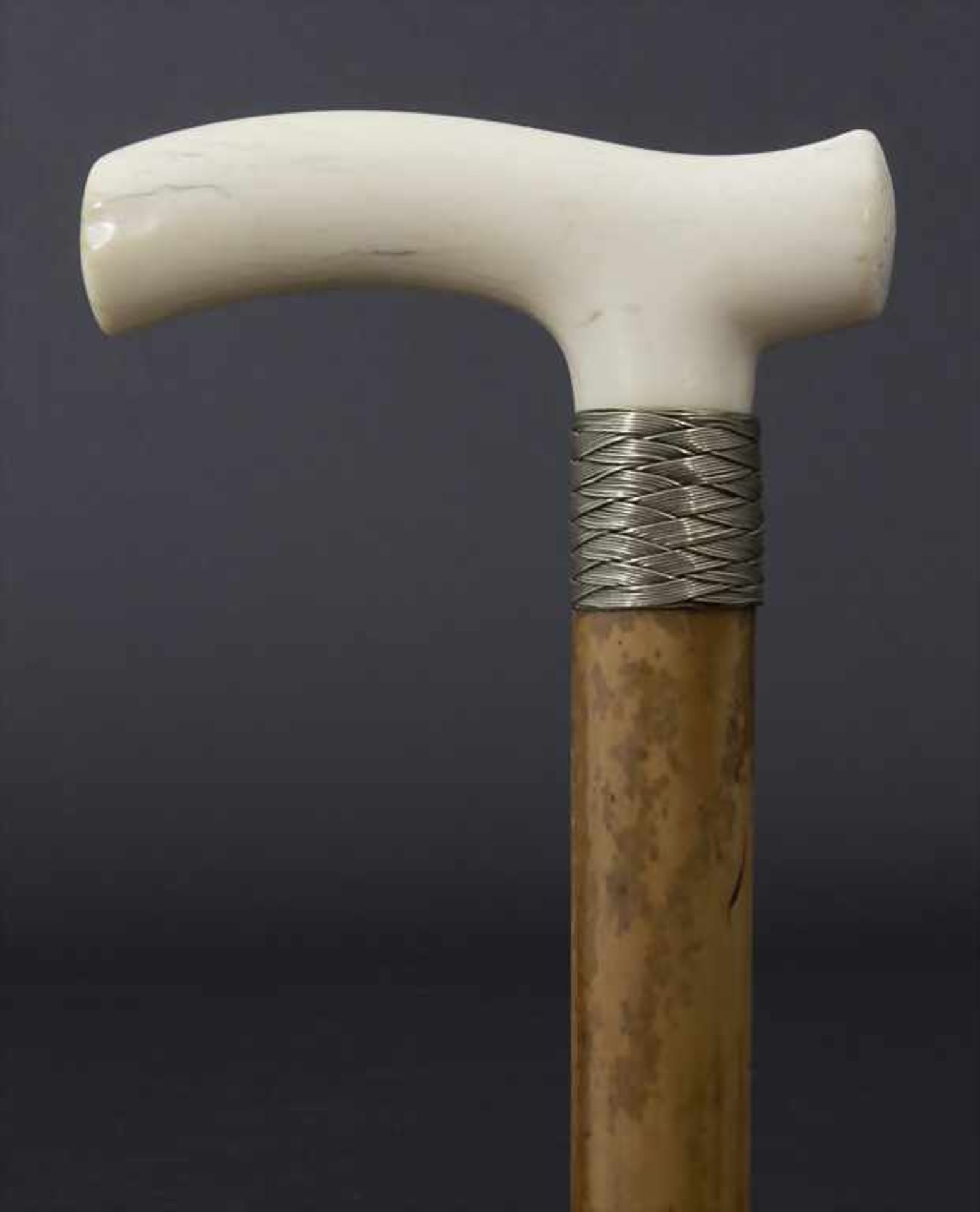 Gehstock mit Ziermonogramm / A cane with monogram, um 1900Material: Malaccarohr (Schuss), Elfenbein,