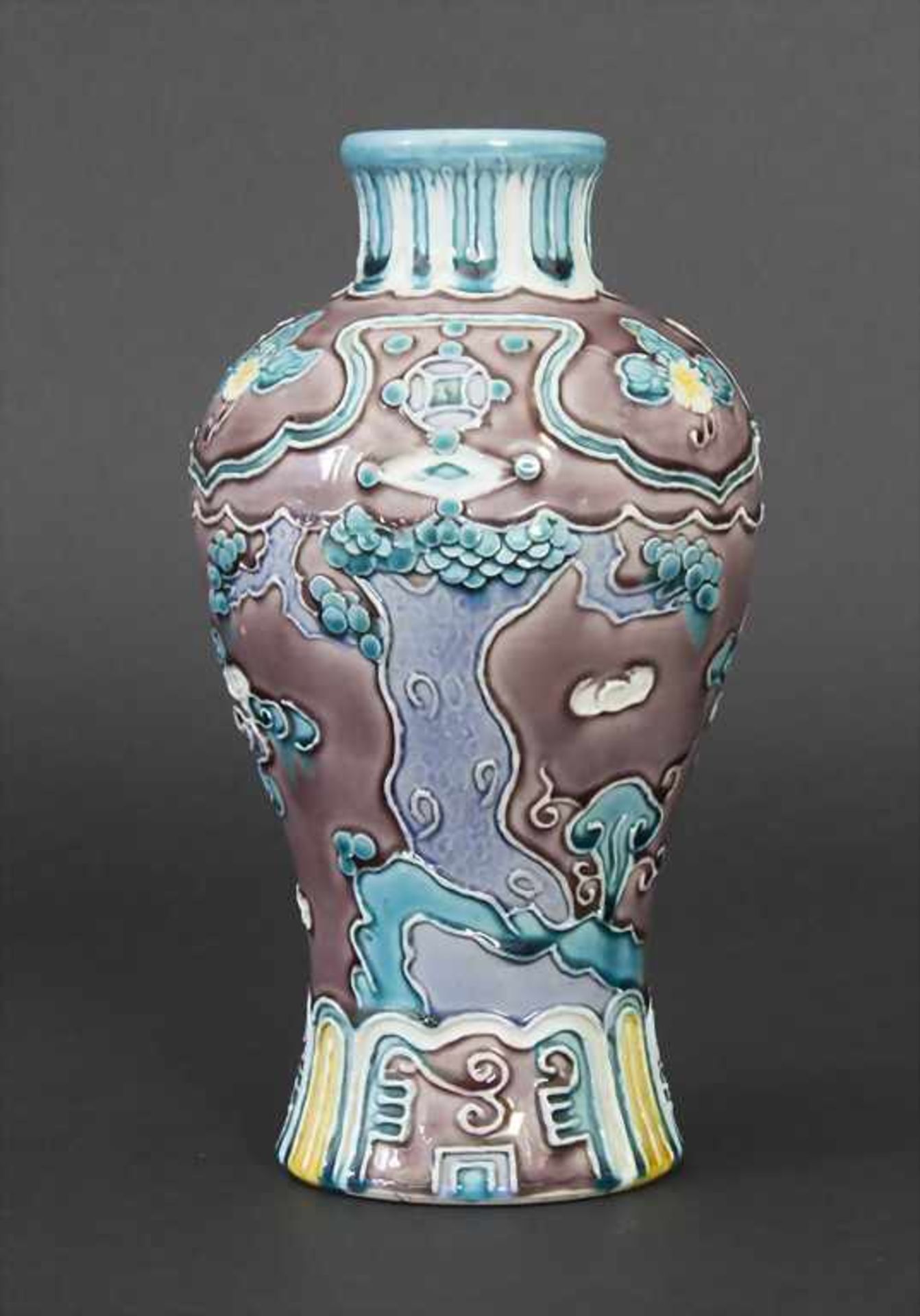 Fahua-Vase, China, wohl 18./19. Jh.Material: Bisquitporzellan, Auflagen in Fahuatechnik, polychrom