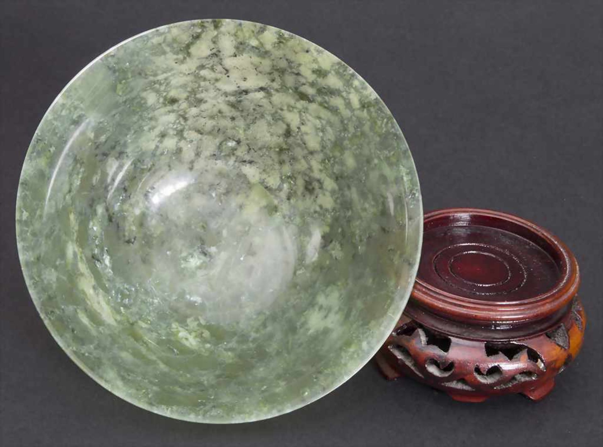 Jade Schale / A Jade Bowl, China, 20. Jh.Material: Jade, auf Holzständer,Maße: H. 5 cm,Zustand: gut- - Bild 2 aus 3