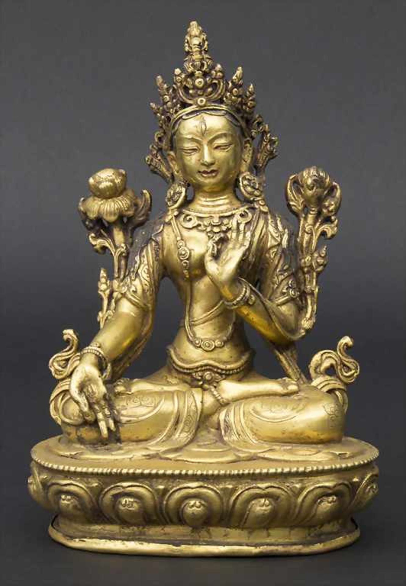 Buddha, Tara, Tibet, 19./20. Jh.Material: kupferhaltige Bronze, feuervergoldet, partiell kaltbemalt,